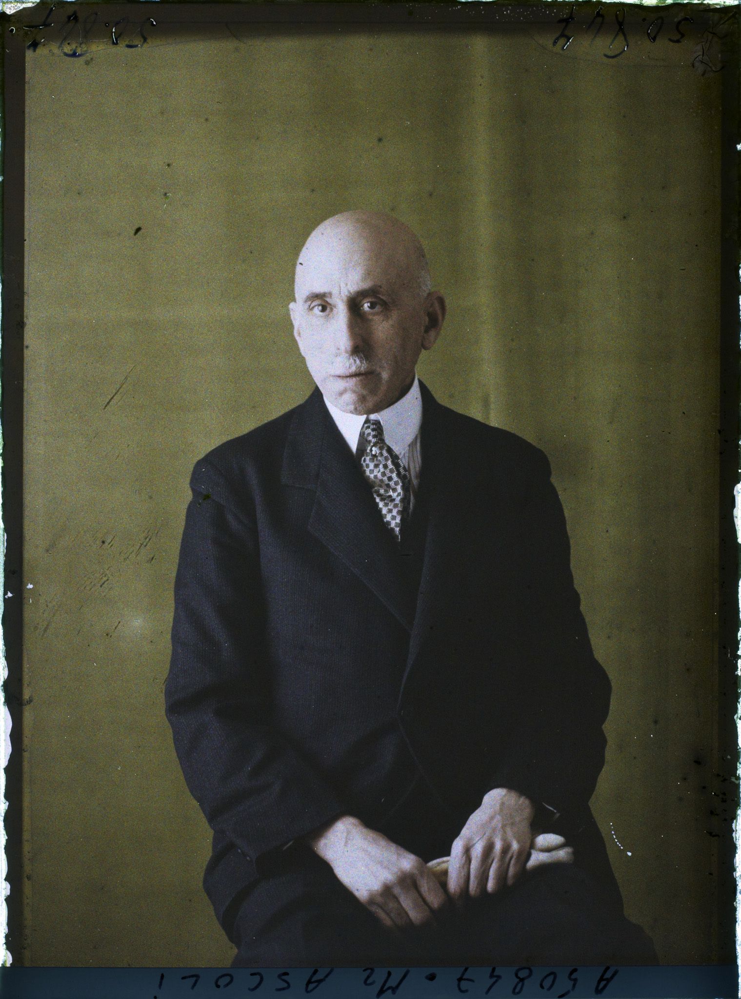 Image représentant https://musee-albert-kahn.s-museum.fr/home/NWQ2OTAwYzNmYjZlZTk1ZWQwODJmMjY4L2dlbmVyaWMtbm90aWNlLXRhYi9hdXRob3JpdHkvNjE3YTc5ZjVjZjhiODk2OGIzMzM3ZDIx/5d6900c3fb6ee95ed082f268/generic-notice-tab/authority/617a79ebcf8b8968b33367b6 Monsieur d'Ascoli
