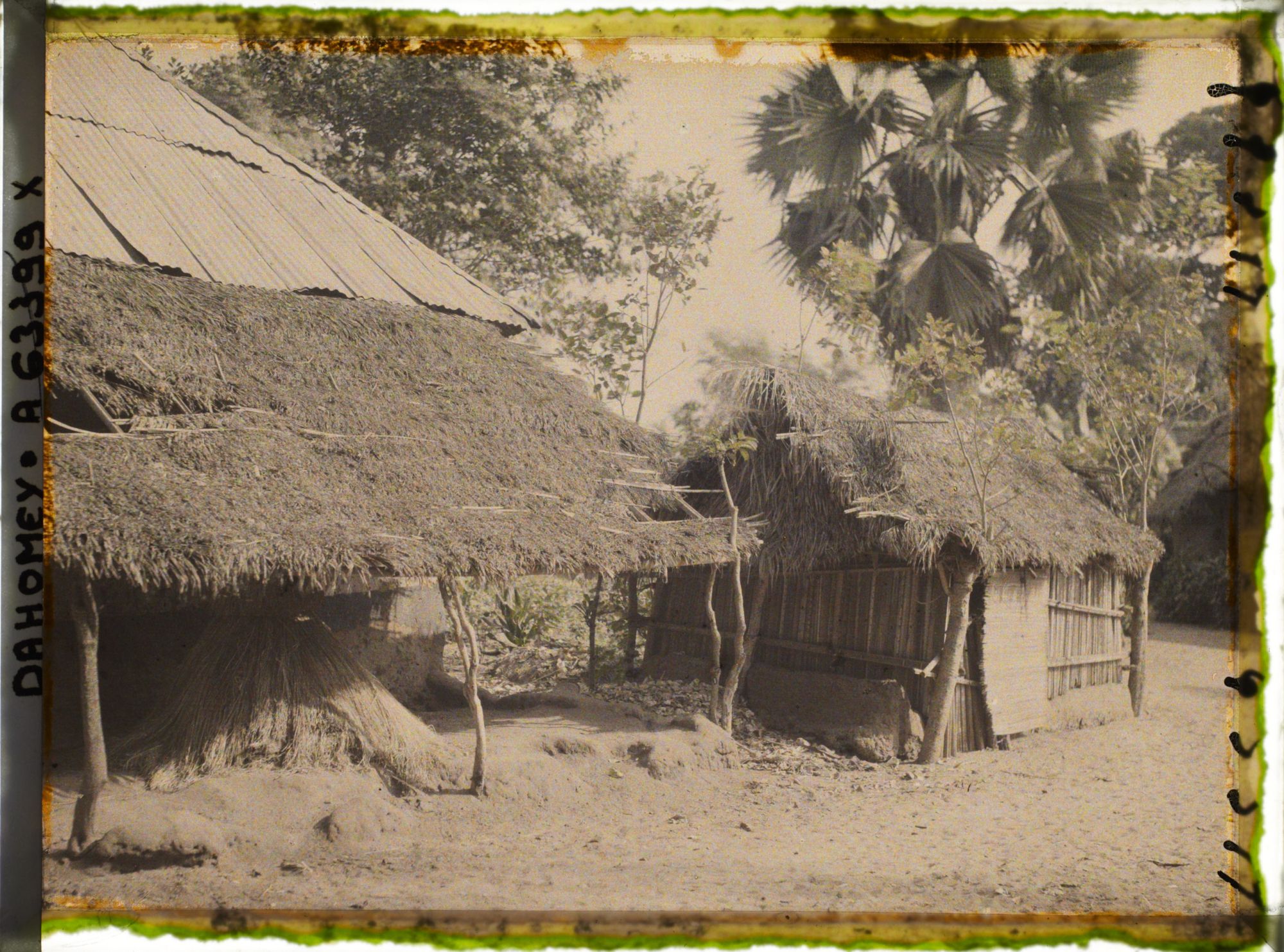 Image représentant Apatam du fétiche Zangbéto et case du fétiche Dan