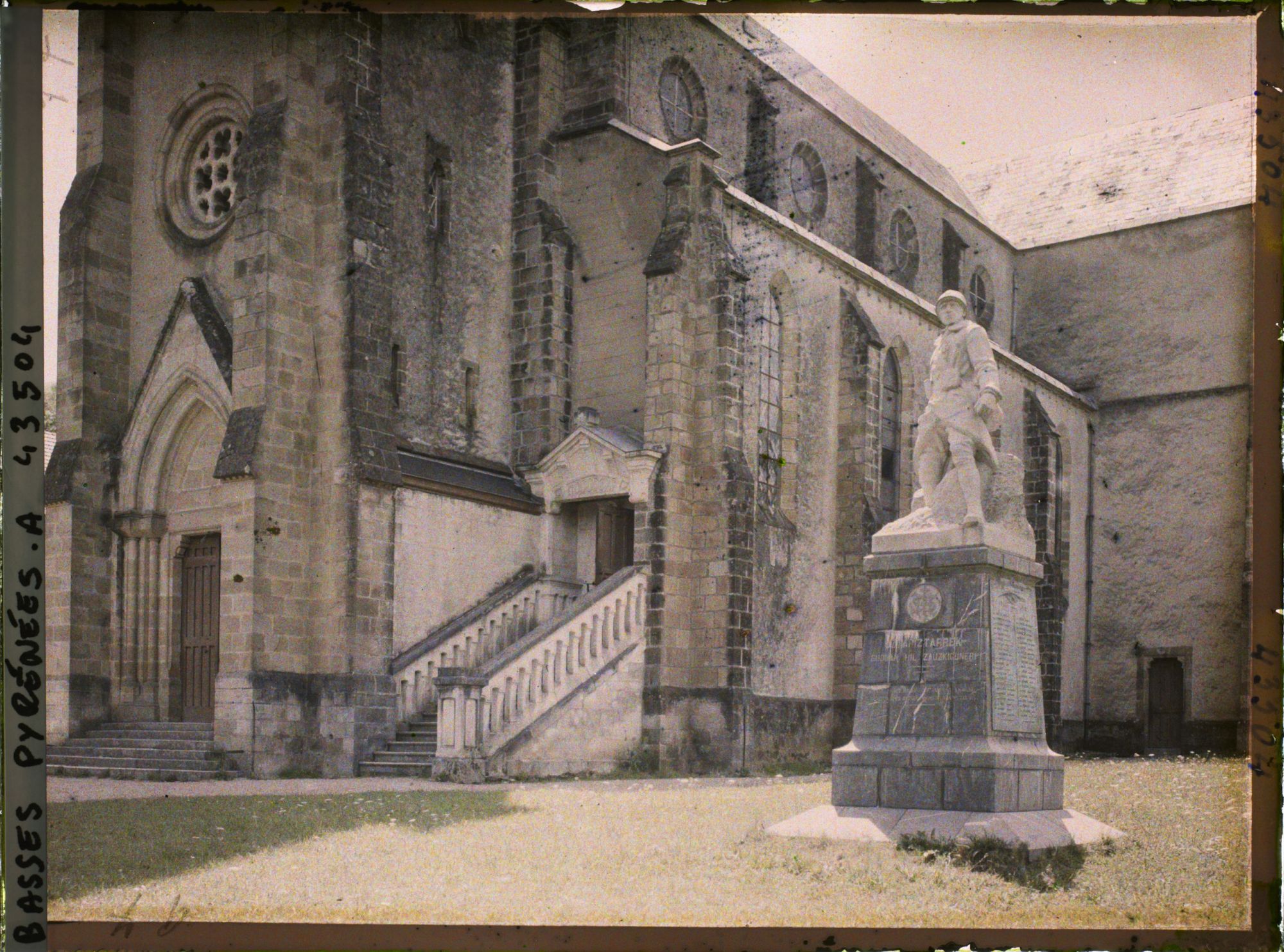 Image représentant France, Ustaritz, L'entrée de l'Eglise et le Monument aux morts : l'escalier conduisant aux galeries des hommes
