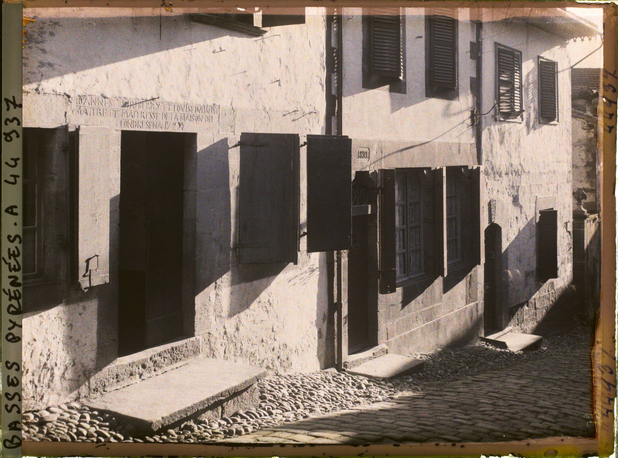 Image représentant France, St Jean Pied de Port, Maisons avec inscriptions et dates au dessus de la porte
