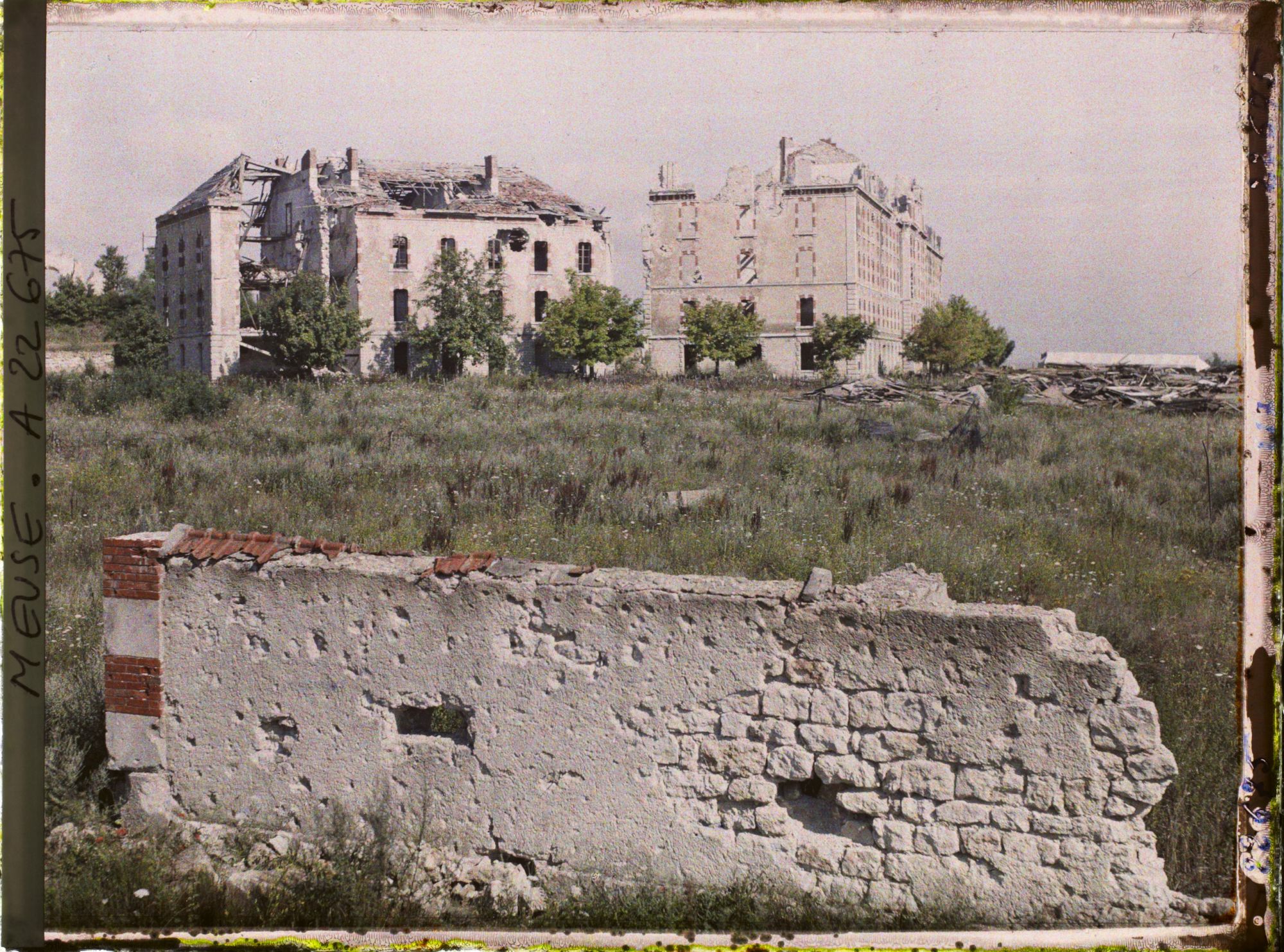 Image représentant France, Chauvoncourt, Les bâtiments nord des Casernes, quartier miné par les Allemands