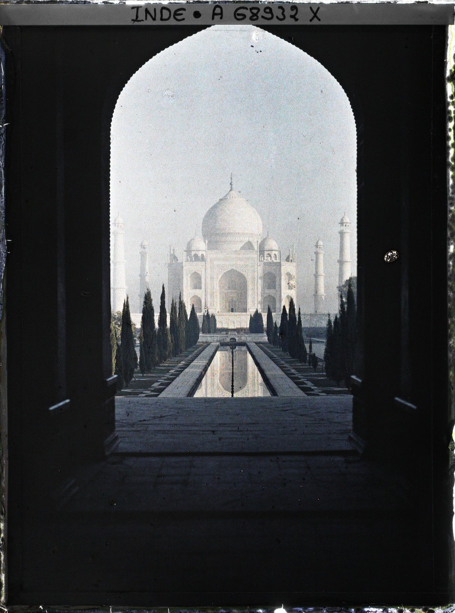 Image représentant Le grand canal axial et le mausolée vus de la porte monumentale de l'enceinte du Taj Mahal