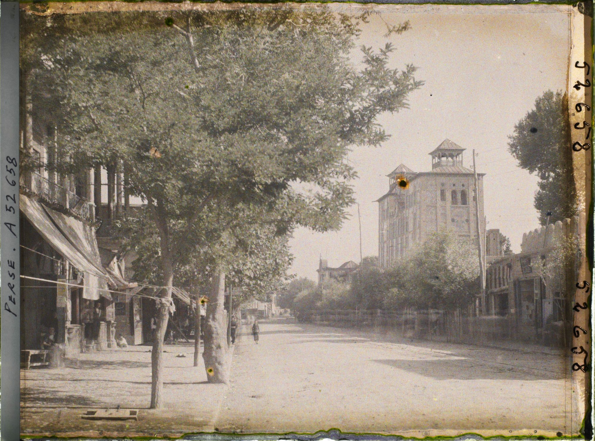 Image représentant L'avenue Nasser Khosrow, grand boulevard ombragé bordant l'Arg (la citadelle royale) dont l'entrée se fait par le Shams-ol Emareh ("Soleil des Palais")