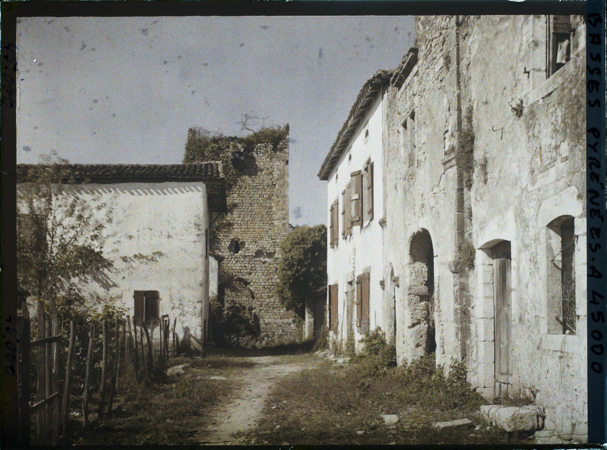 Image représentant France, Guiche, Fermes aux alentours du Château