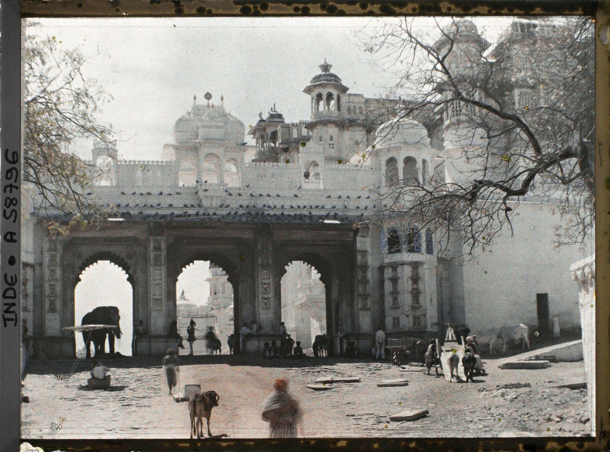 Image représentant La Tripolia, triple porte nord du palais royal (Raj Mahal)
