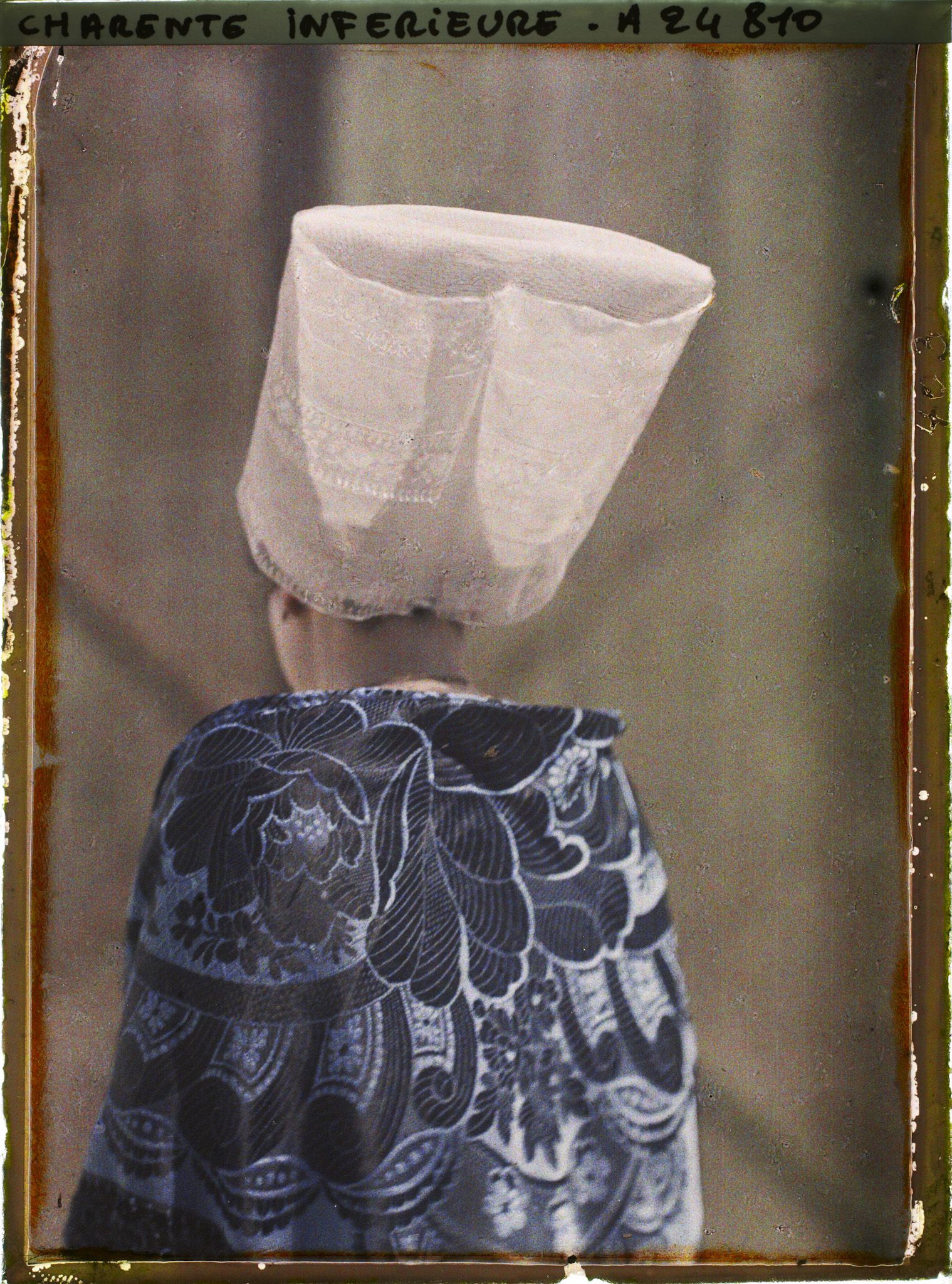 Image représentant Madame Chauvet de dos, portant une coiffe réthaise