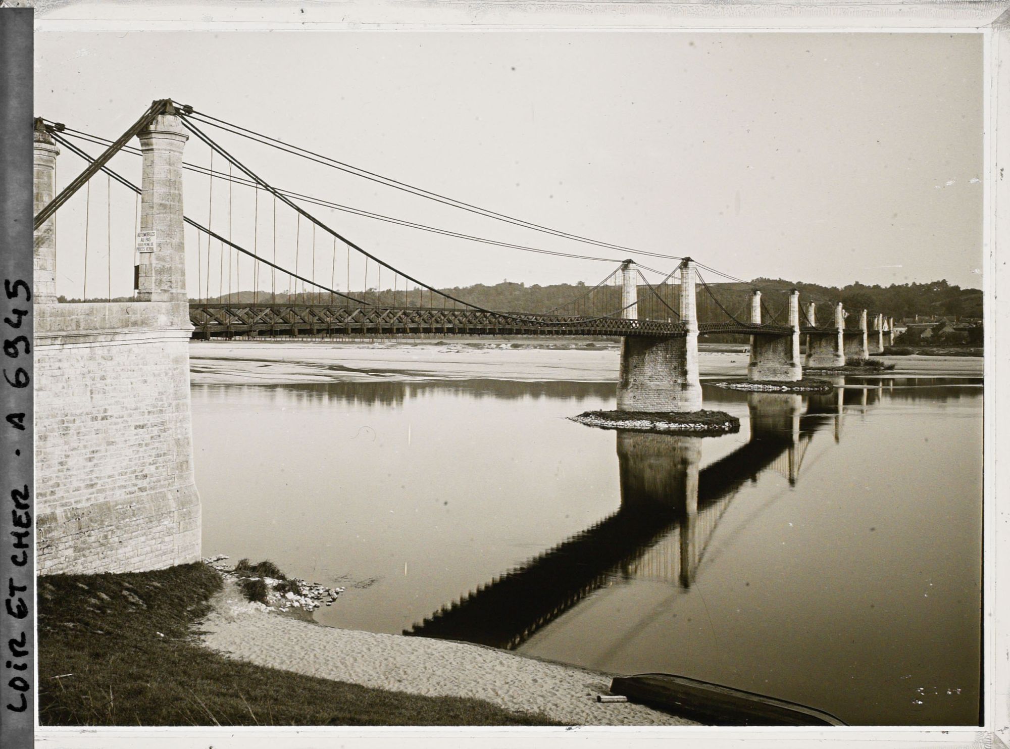 Image représentant Le pont suspendu au-dessus de la Loire, entre Ecure et Chaumont