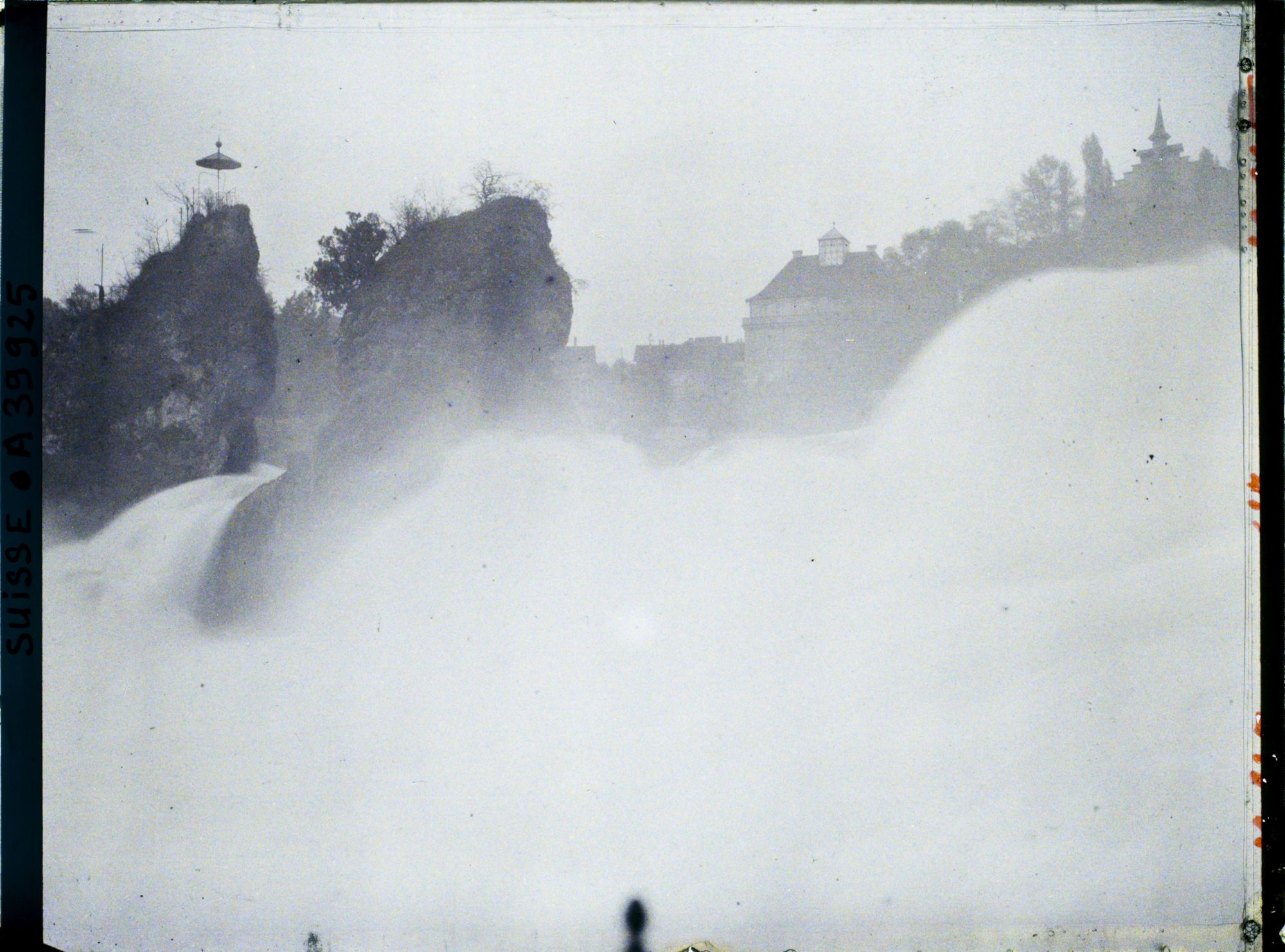 Image représentant Les chutes du Rhin vues du château de Laufen