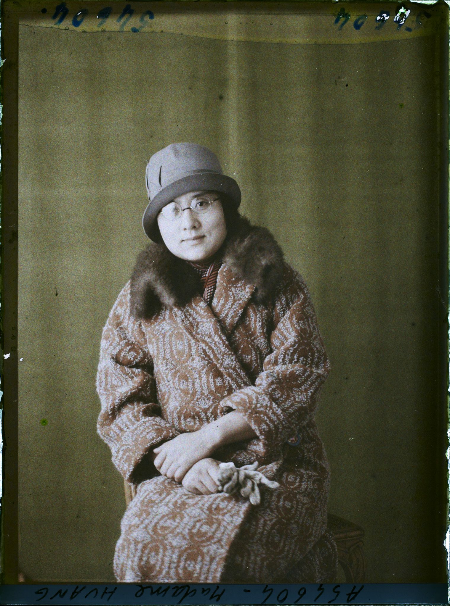 Image représentant https://musee-albert-kahn.s-museum.fr/home/NWQ2OTAwYzNmYjZlZTk1ZWQwODJmMjY4L2dlbmVyaWMtbm90aWNlLXRhYi9hdXRob3JpdHkvNjE3YTc5ZjVjZjhiODk2OGIzMzM3ZDIx/5d6900c3fb6ee95ed082f268/generic-notice-tab/authority/617a79eacf8b8968b33365ad Madame Huang