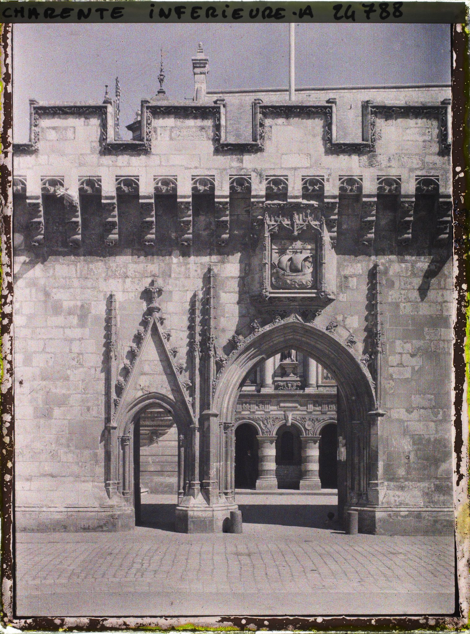 Image représentant La porte principale de l'Hôtel de Ville