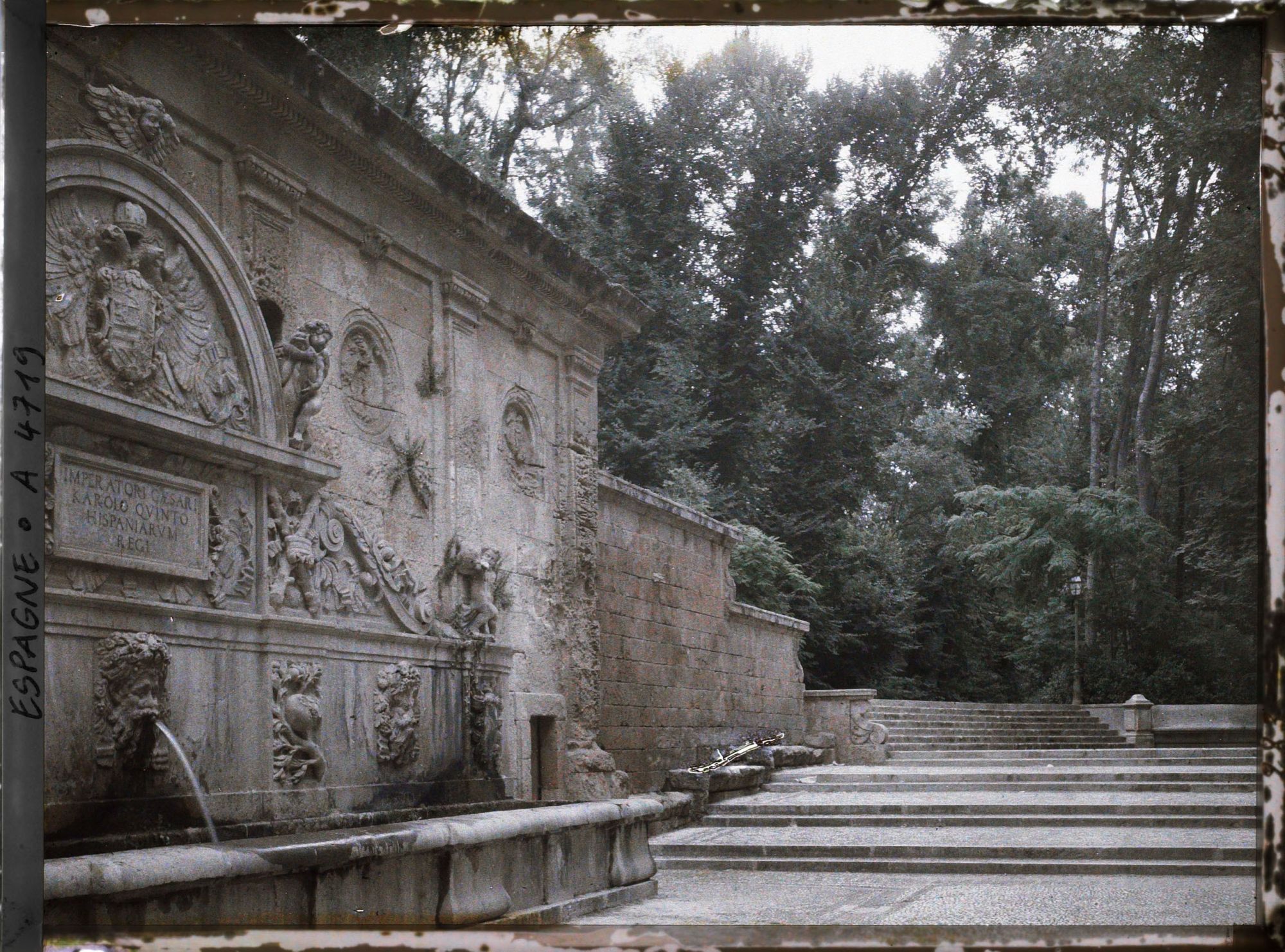 Image représentant La fontaine de Charles Quint au bout de la promenade boisée menant à l'Alhambra