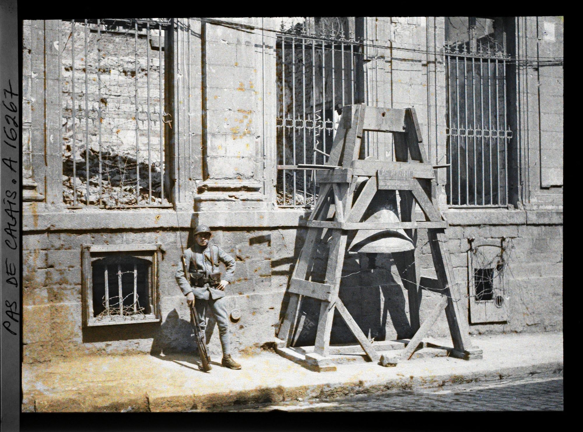 Image représentant France, Arras, La Cloche pour l'alarme et un poilu devant la Séminaire rue Baudimont