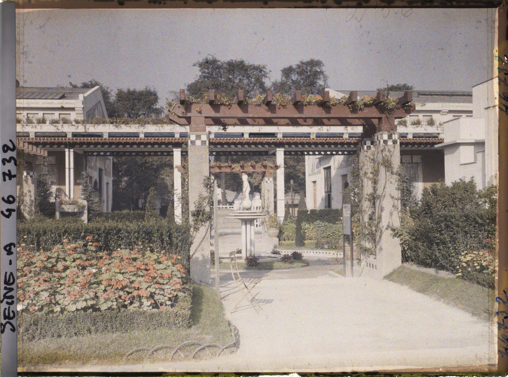 Image représentant L'Exposition des arts décoratifs, Jardin de Vacherot et Riousse, sur l'esplanade Invalides, entre le Pavillon de Mulhouse et l'Hôtel du Collectionneur, ou Pavillon Ruhlmann