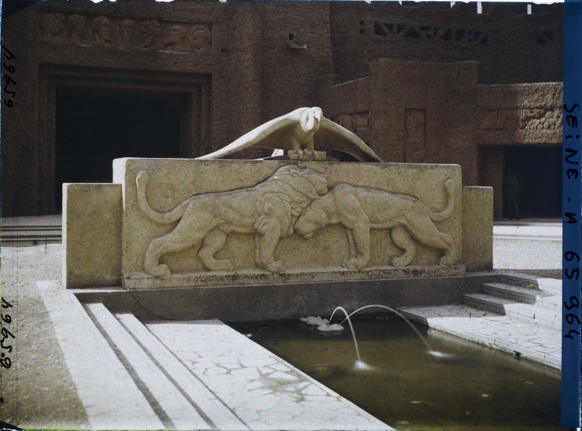 Image représentant L'Exposition Coloniale Internationale de 1931, la Fontaine des lions du palais de l'A.O.F.