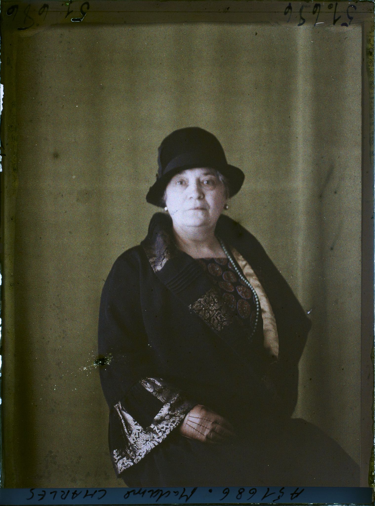 Image représentant https://musee-albert-kahn.s-museum.fr/home/NWQ2OTAwYzNmYjZlZTk1ZWQwODJmMjY4L2dlbmVyaWMtbm90aWNlLXRhYi9hdXRob3JpdHkvNjE3YTc5ZjVjZjhiODk2OGIzMzM3ZDIx/5d6900c3fb6ee95ed082f268/generic-notice-tab/authority/617a79ebcf8b8968b3336a62 Madame Charles
