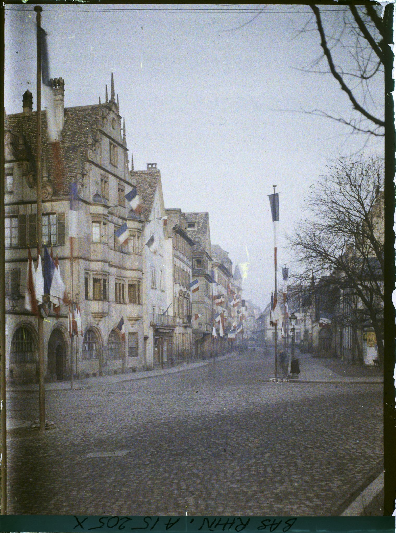 Image représentant France Alsace, Strasbourg, Une rue pavoisée : la Kaufhausgasse