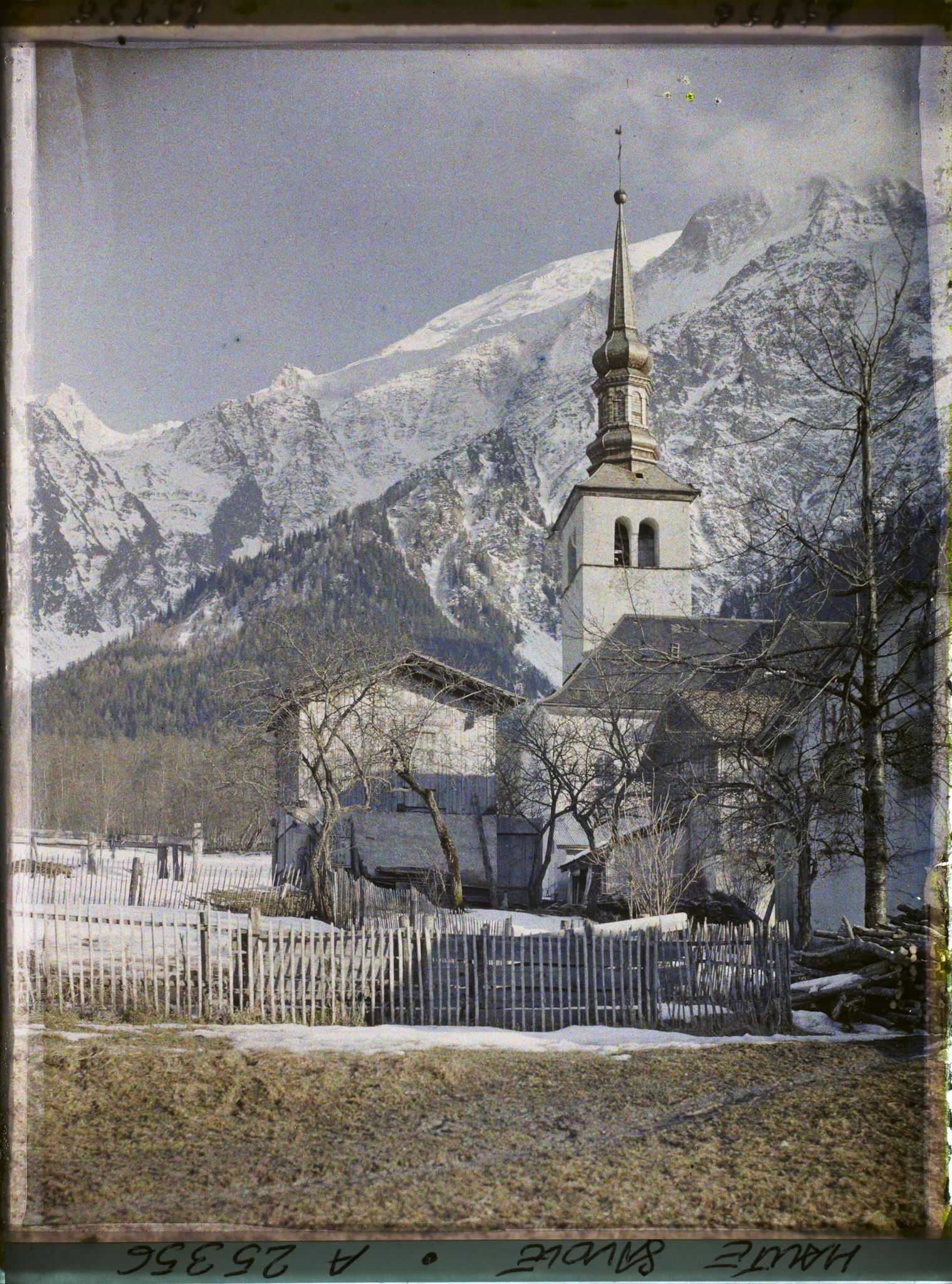Image représentant France Les Alpes, Vallée de Chamonix ; Un Coin du Village des Houches avec Son Clocher