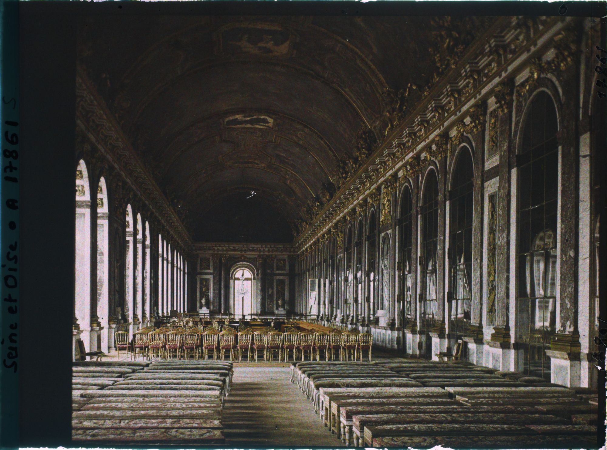 Image représentant France, Versailles, La Galerie des Glaces : au Palais de Versailles, le lendemain de la Signature de la Paix 30 juin 1919