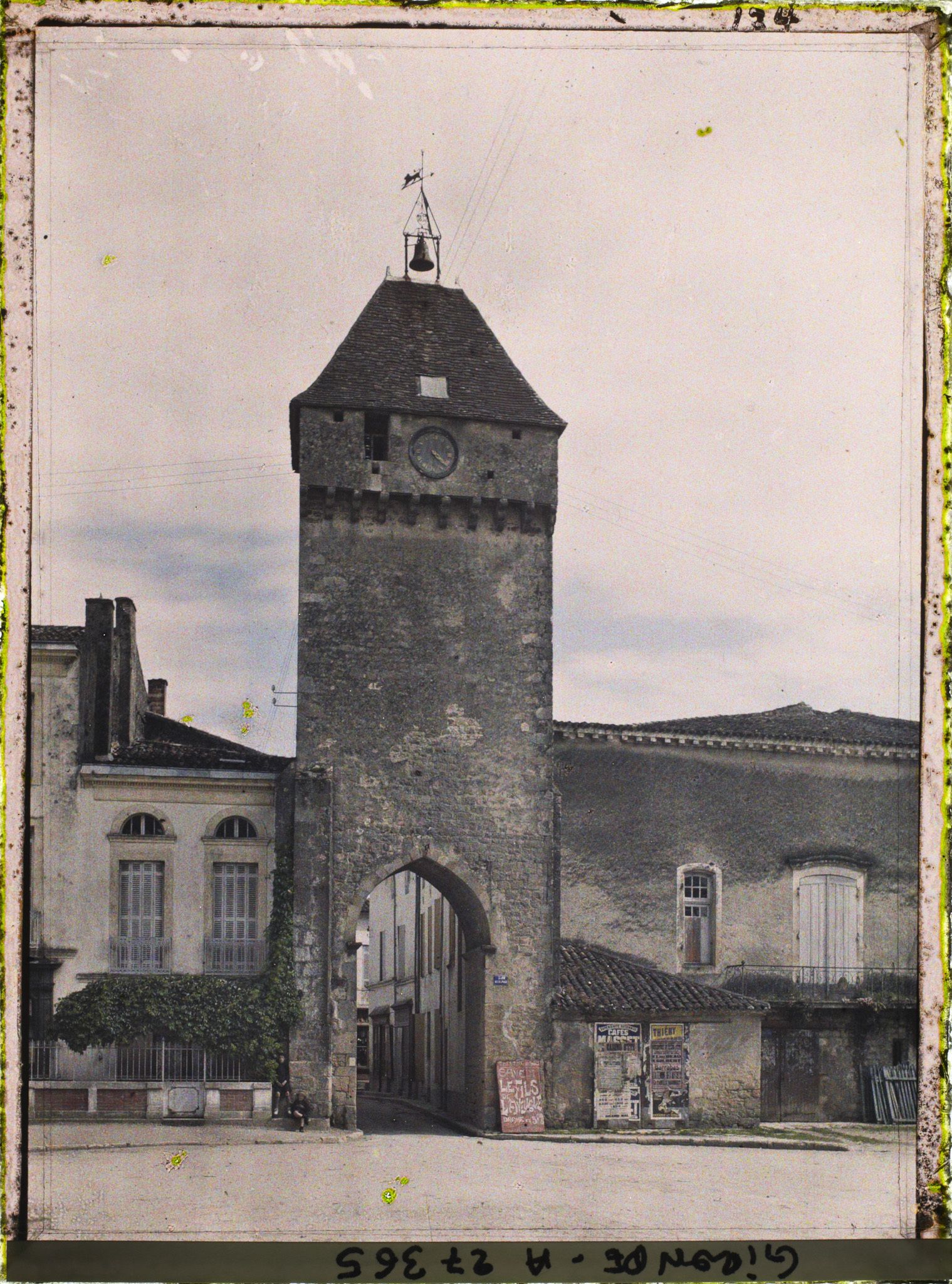 Image représentant France, St Macaire, Tour de l'Horloge