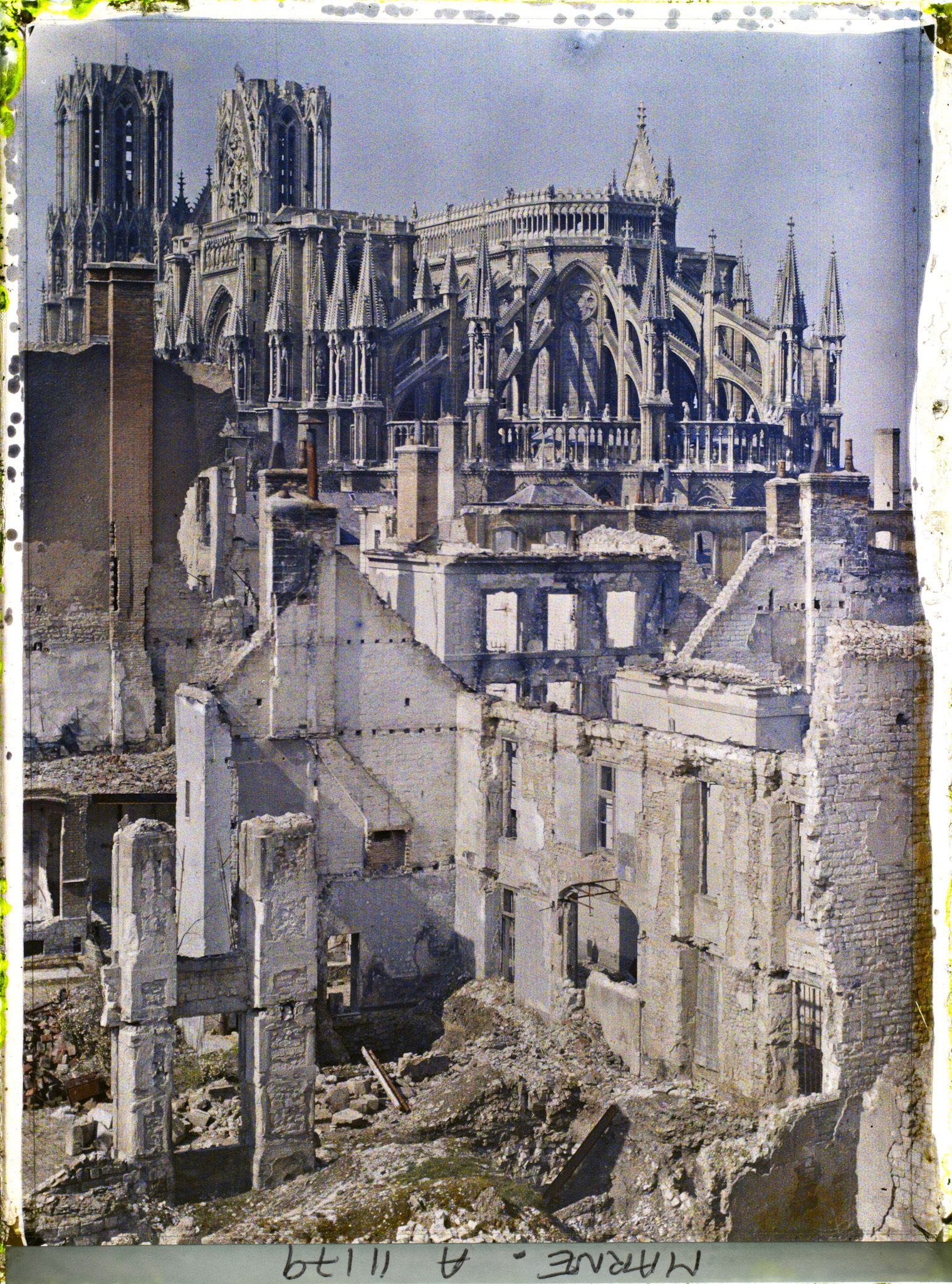 Image représentant Le quartier de l'Université en ruine, au fond la cathédrale