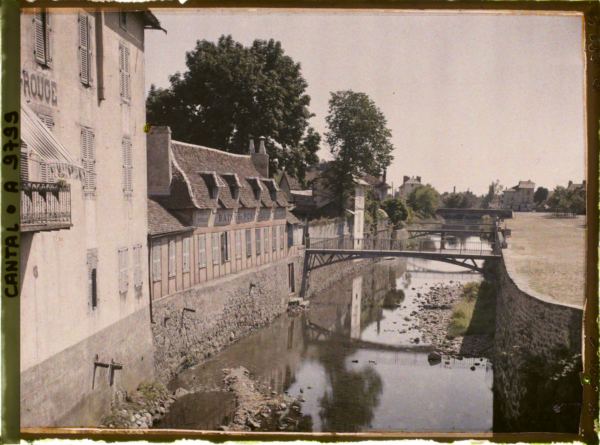 Image représentant Les bains du pont rouge sur les bords de la Jordanne et la promenade du Gravier