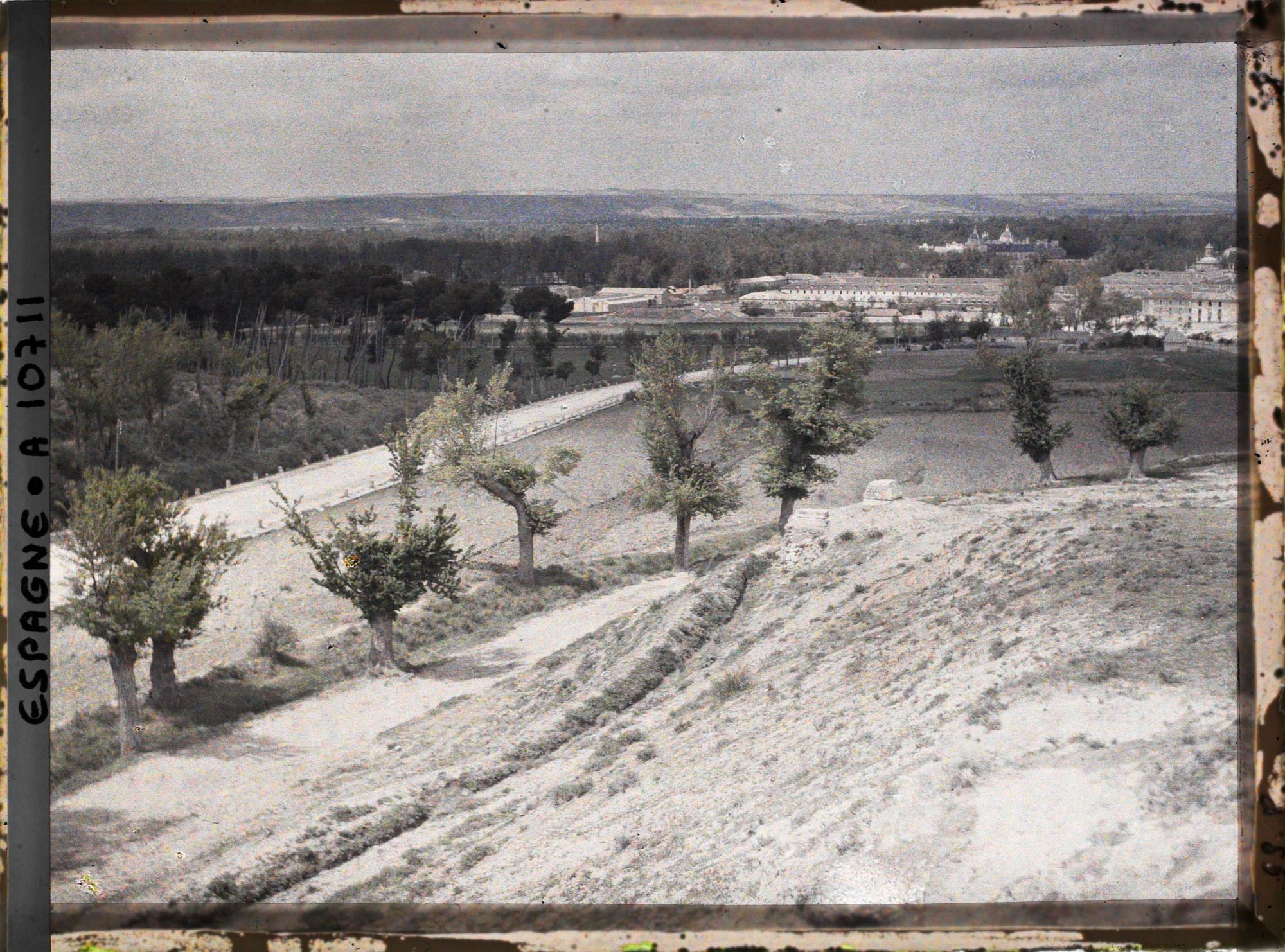 Image représentant Espagne, Aranjuez, Vue prise sur la Véga d'Aranjuez vers le Sud Ouest le Palais à dr, la vallée du Tage boisée et les hauts plateaux de la rive gauche