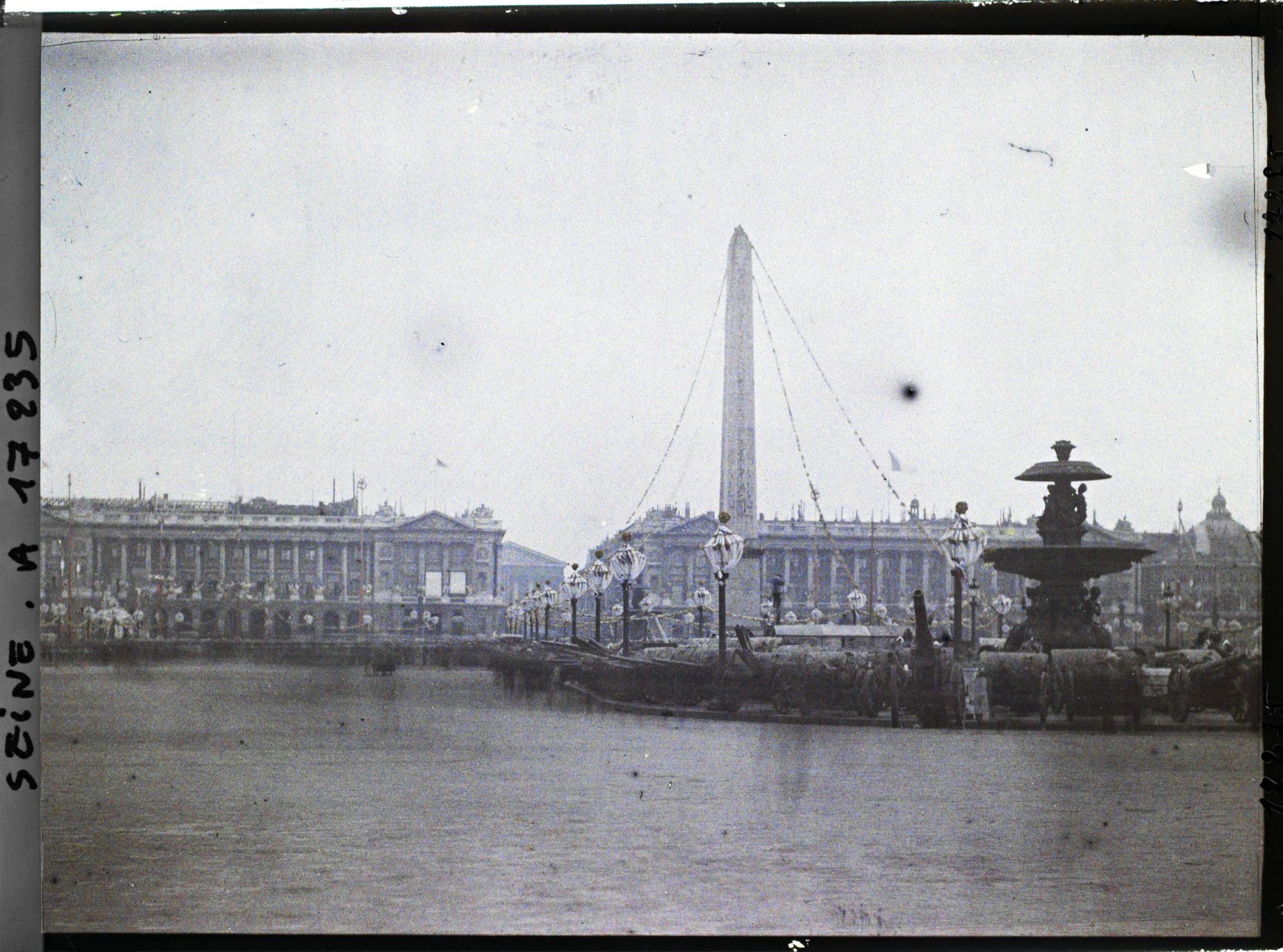 Image représentant La place de la Concorde décorée pour les fêtes de la Victoire des 13 et 14 juillet