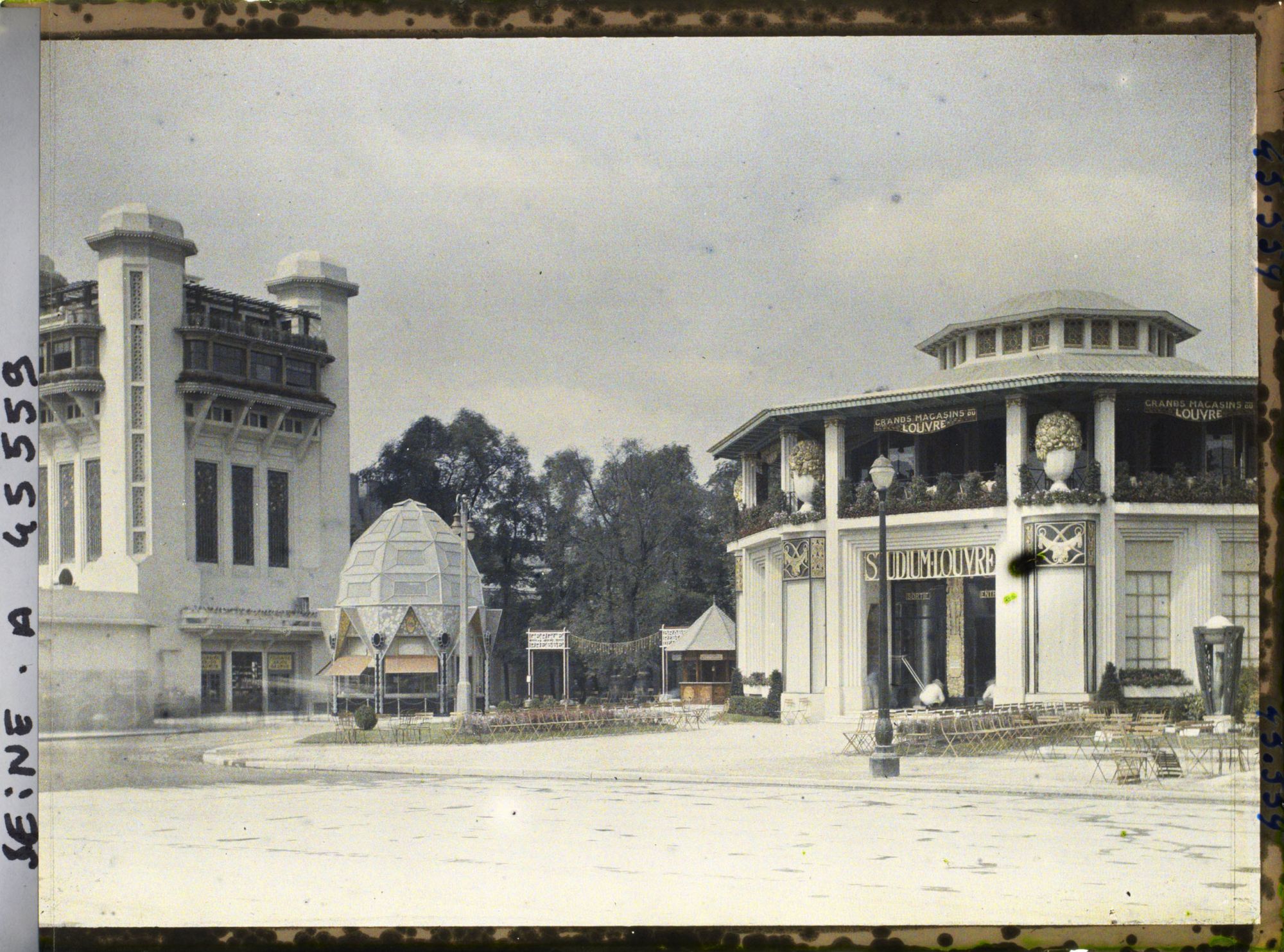 Image représentant L'Exposition des arts décoratifs, La tour de Bourgogne, le Pavillon des Diamantaires et le Pavillon des Grands Magasins du Louvre - Studium Louvre