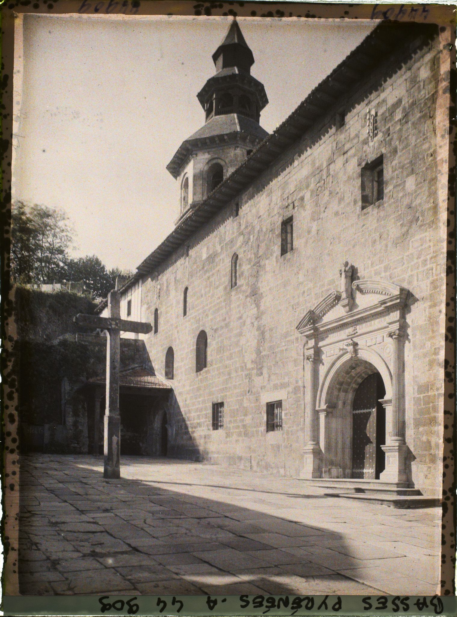 Image représentant France, Ciboure, La Cour de l'Eglise (Dalles funéraires) l'entrée et le Clocher de l'Eglise