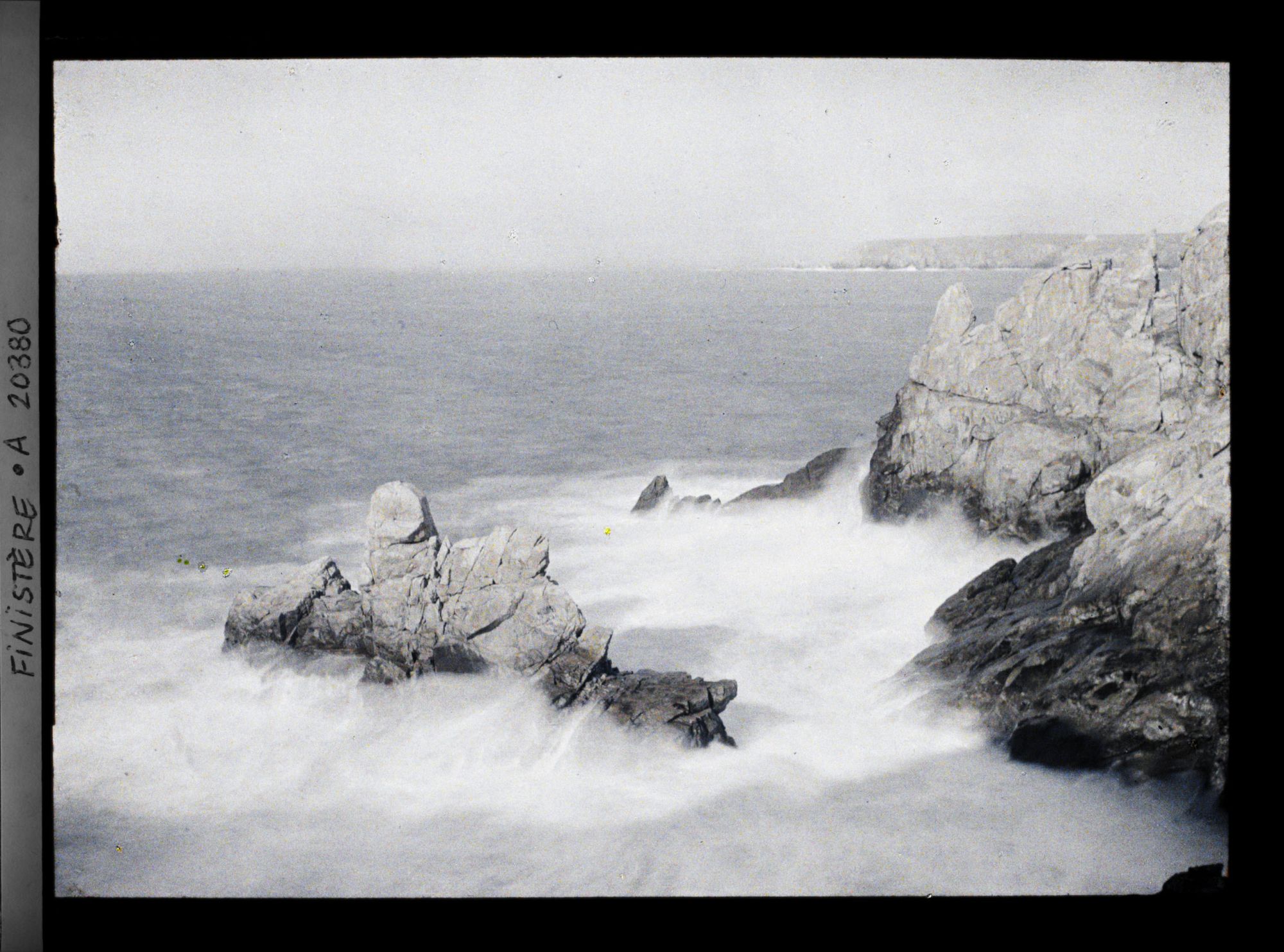 Image représentant Rochers de la Pointe du Raz : l'Enfer de Plogoff à droite et le Moine couché à gauche