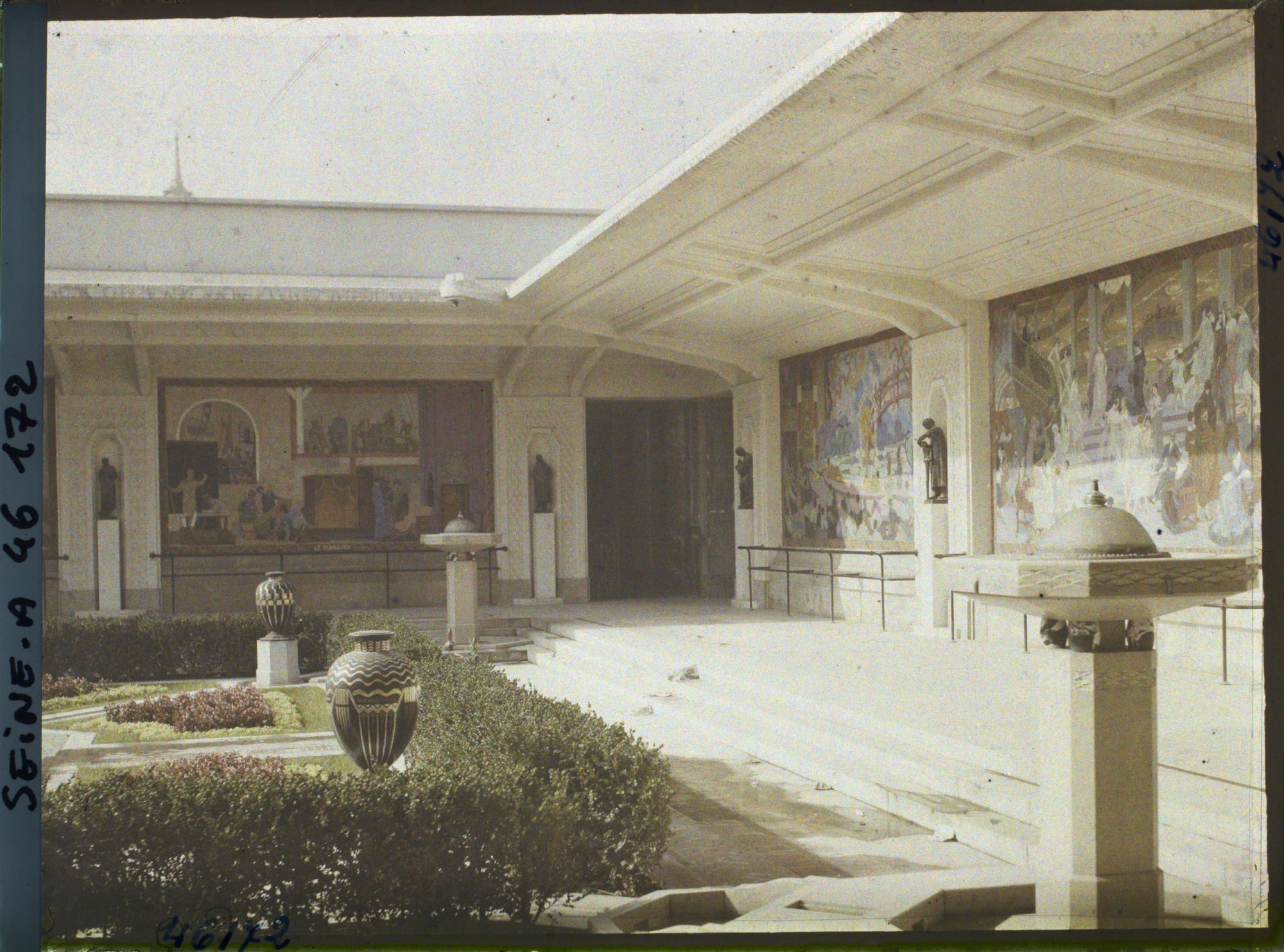 Image représentant L'Exposition des arts décoratifs, la Cour des métiers, sur l'esplanade des Invalides