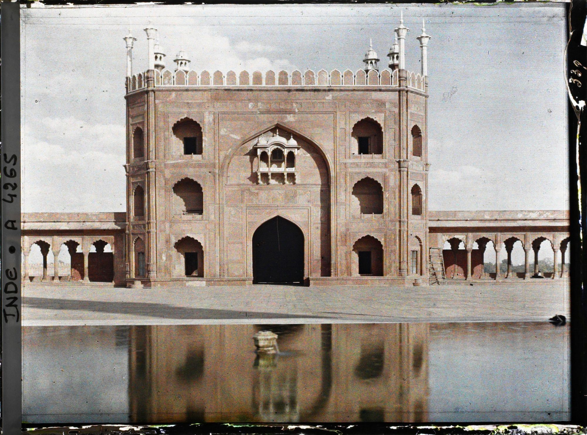 Image représentant Bassin aux ablutions et porte de la Grande Mosquée (Jama Masjid)