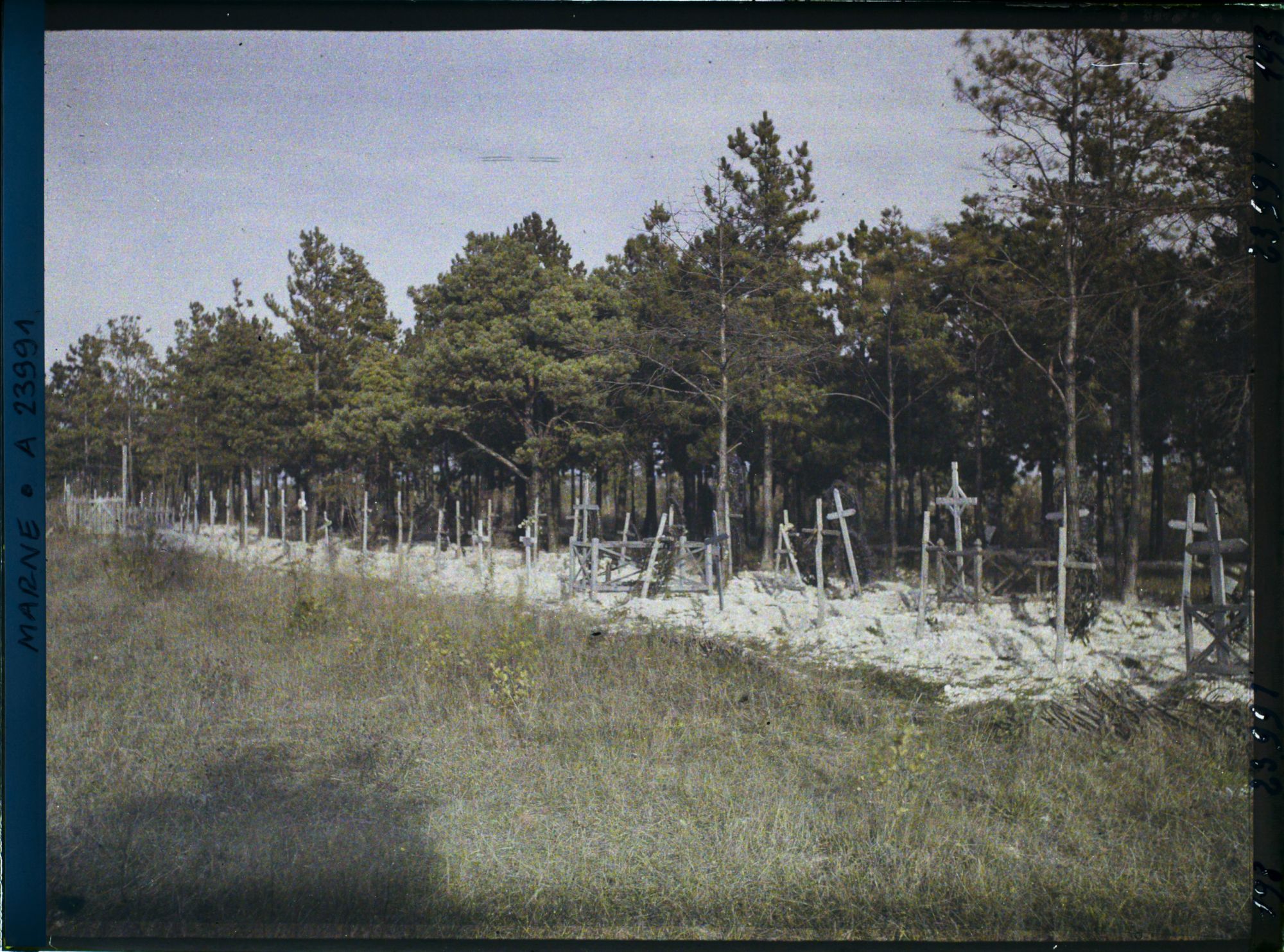 Image représentant France, Hurlus, Cimetière du 209e Infanterie, ensemble sur la route de Surppe à Perthes-lès-Hurlus
