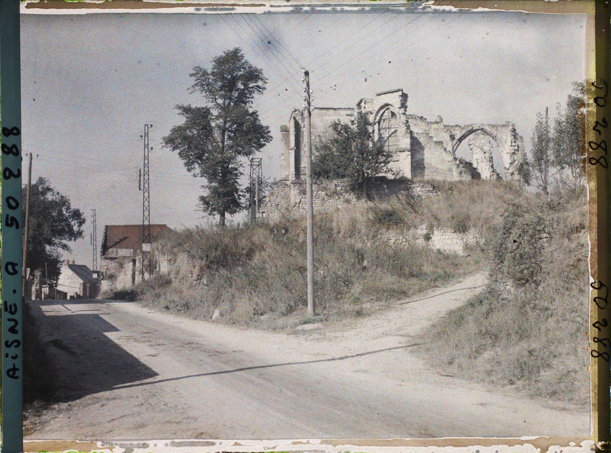 Image représentant France, Missy s/ Aisne, Entrée du Village et Eglise