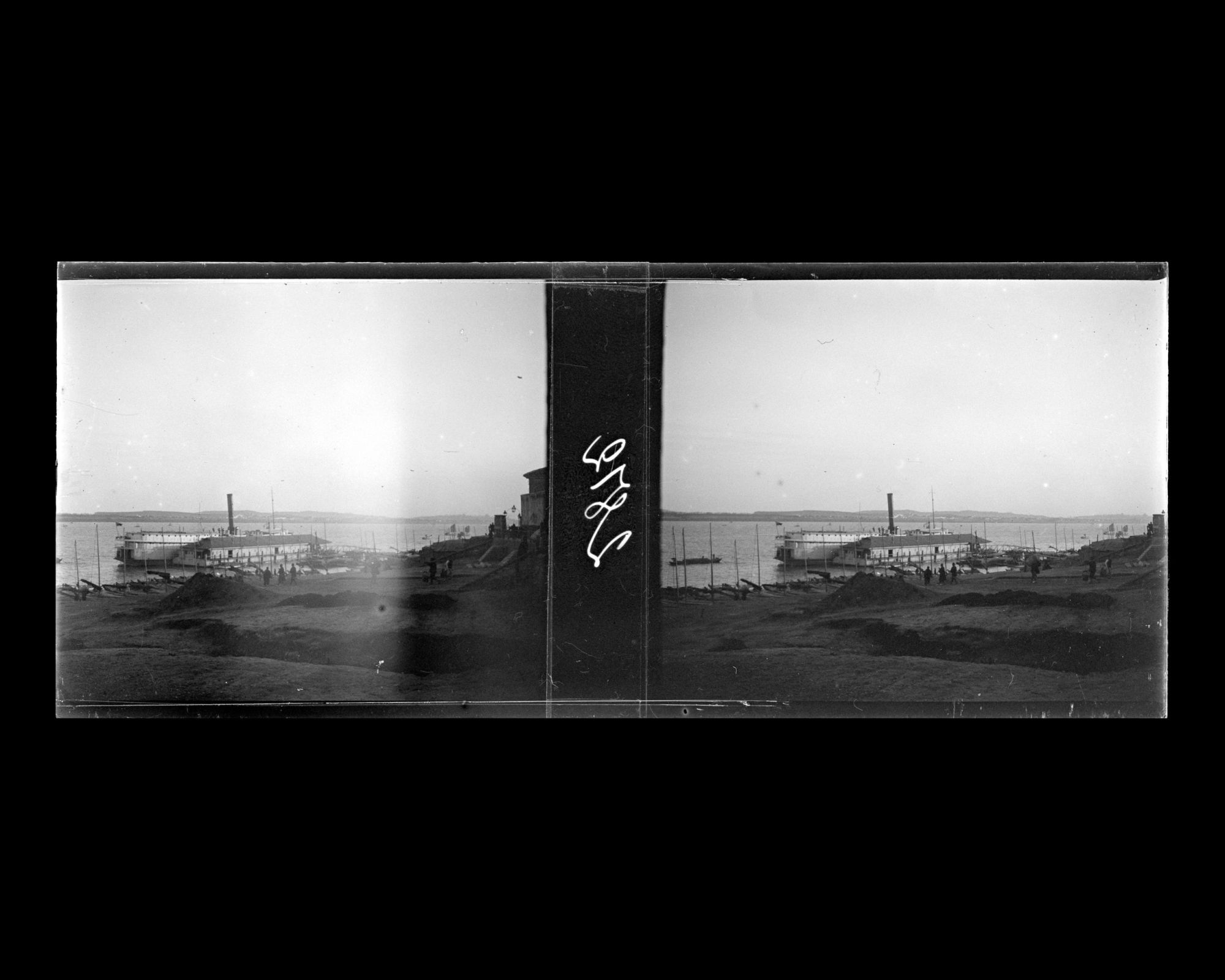 Image représentant Au bord du Yangzijiang ("fleuve Bleu"), un navire à passagers amarré à un ponton abrité servant d'embarcadère et des sampans