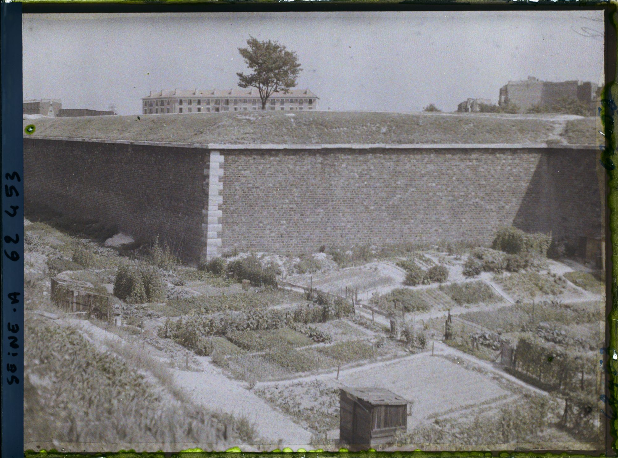 Image représentant Les jardins ouvriers dans les fossés des fortifications à la porte de Saint-Ouen