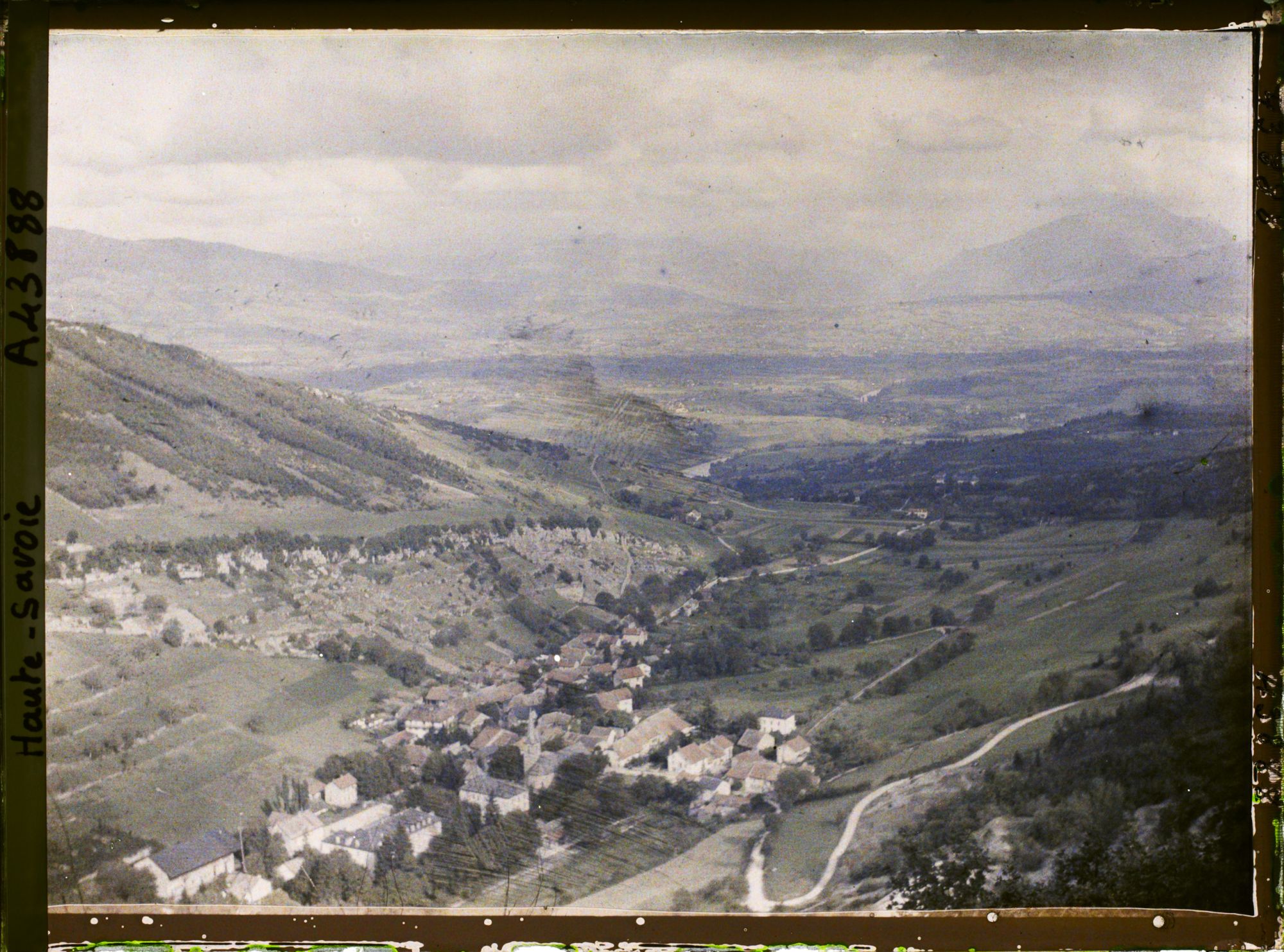 Image représentant France, Monnetier (Hte Savoie), Panorama s/ Monnetier et la Vallée de l'Arve au fond les Voirons à g. et le Môle a dr. entre les Voirons et le Môle, Vallée de Chamonix.