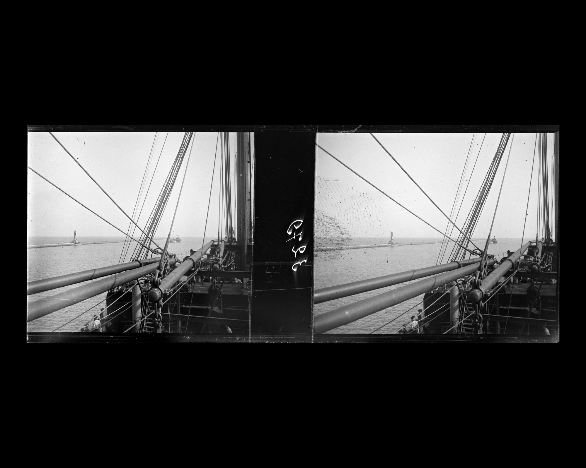 Image représentant La jetée Ouest avec le monument à Ferdinand de Lesseps vue depuis le Lützow