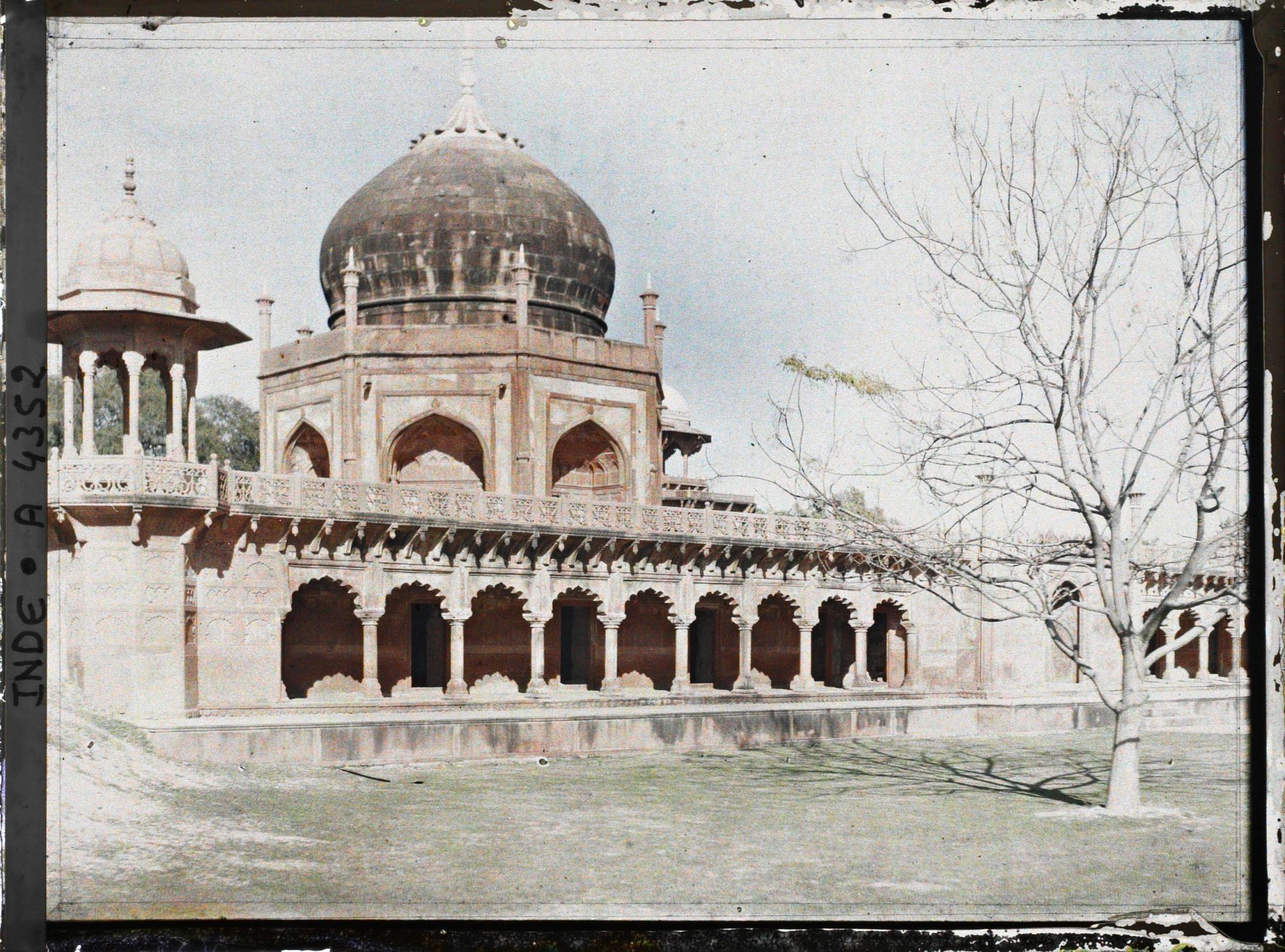 Image représentant Pavillons et arcades de l'enceinte du Taj Mahal.