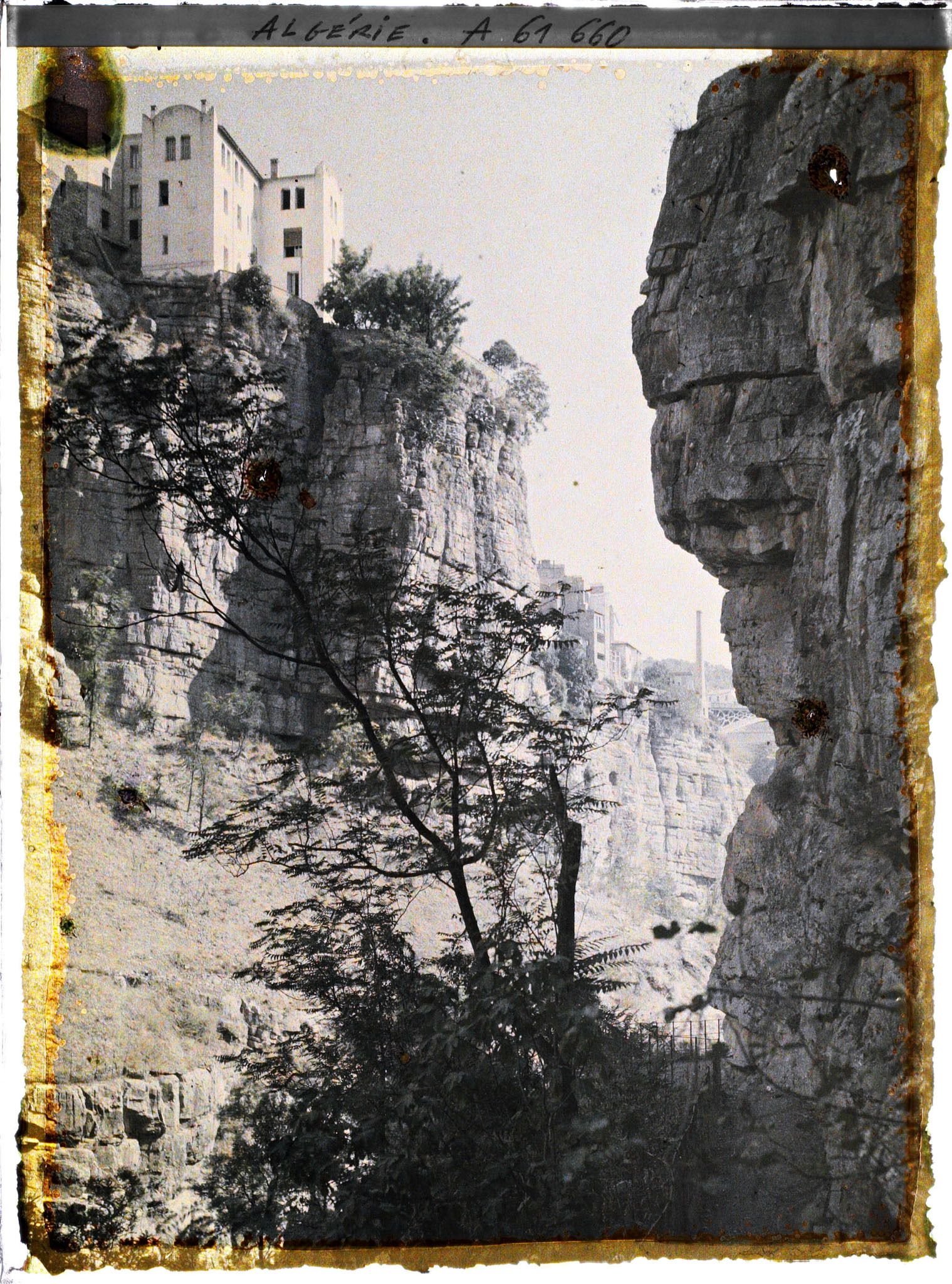 Image représentant Algérie, Constantine, Au fond des gorges, Paysage