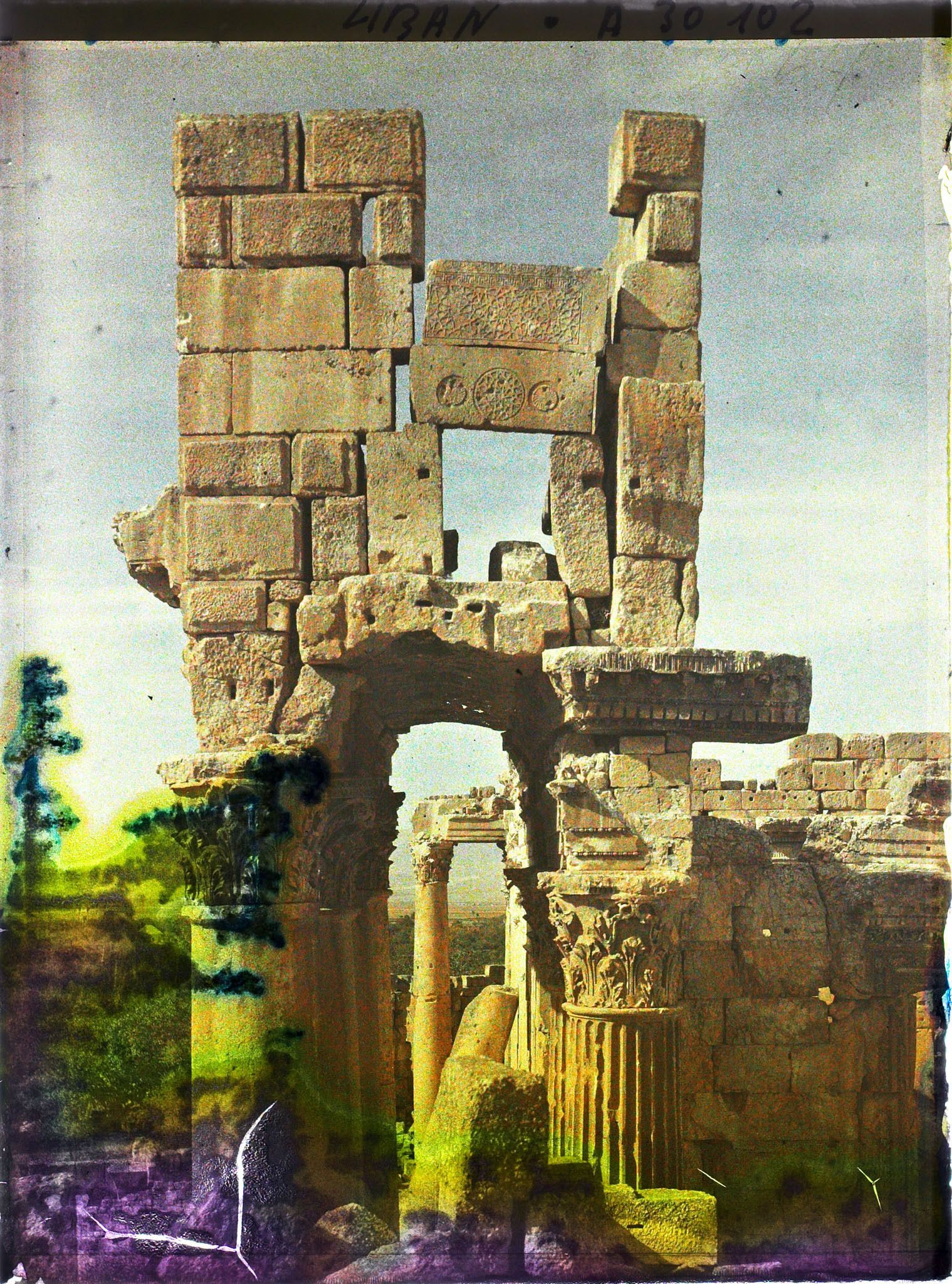 Image représentant Sommet de l'extrémité droite restante du péristyle de la façade sud du Temple dit de Bacchus