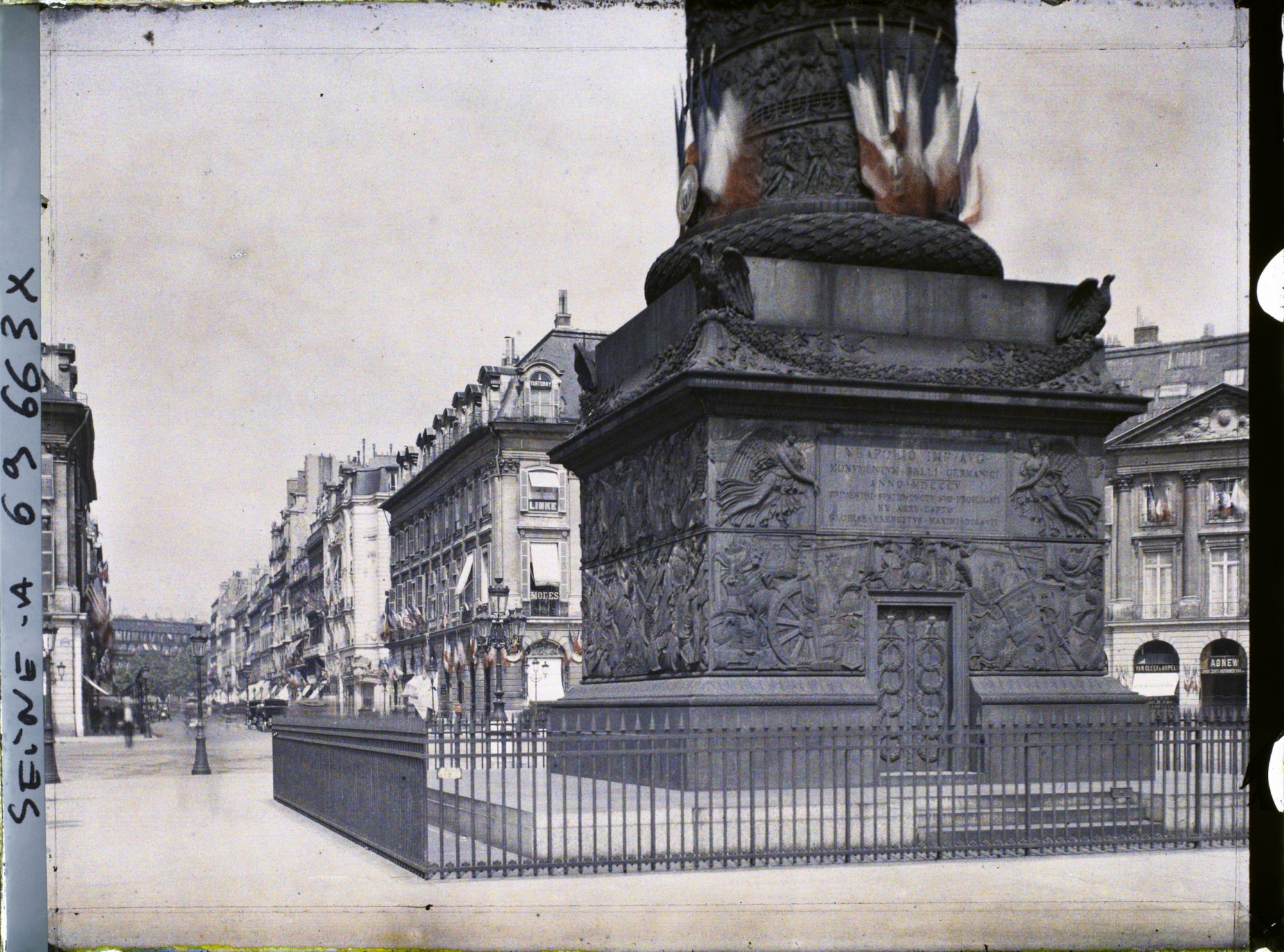 Image représentant La place Vendôme décorée des drapeaux alliés pour les fêtes de la Victoire des 13 et 14 juillet 1919