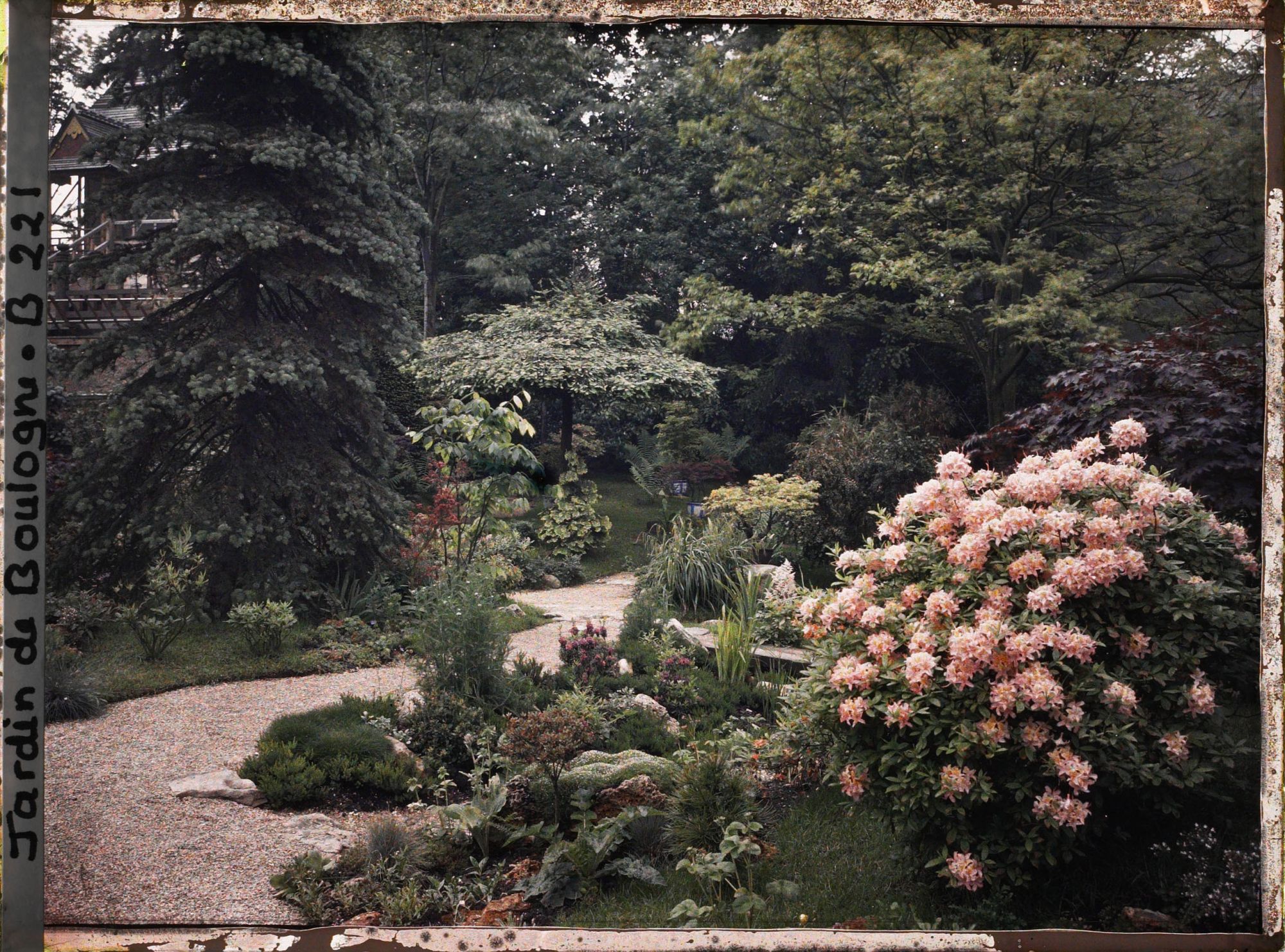 Image représentant Parterre fleuri au bord d'une allée du " sanctuaire japonais ", située près du temple