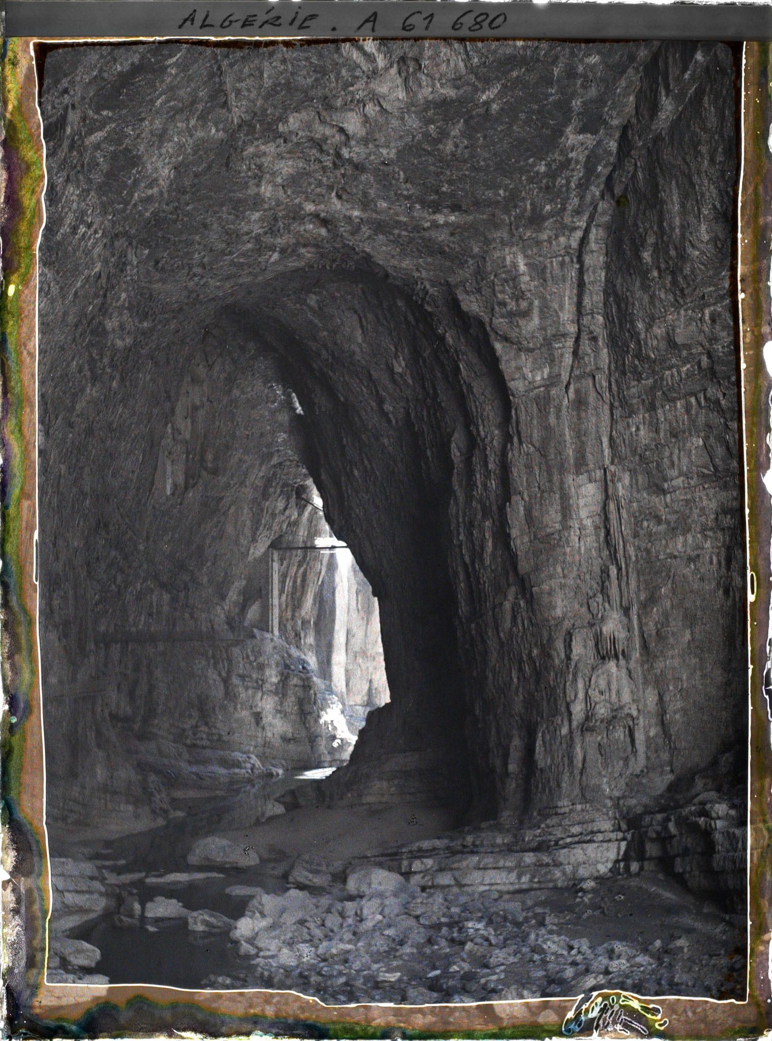 Image représentant Algérie, Constantine, Au fond des gorges, Parcours souterrain