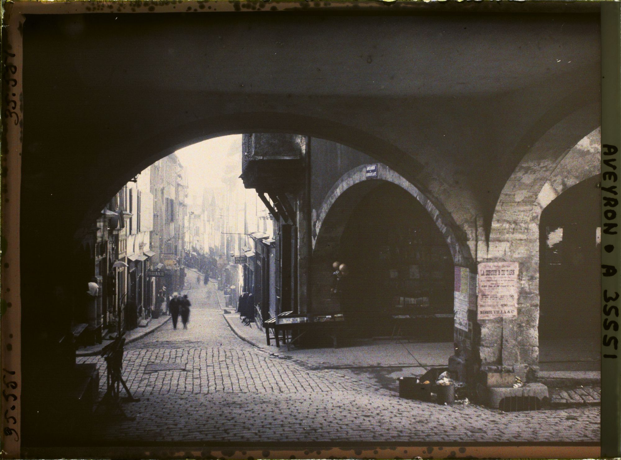 Image représentant La rue de la République, vue prise des Arcades du Consulat