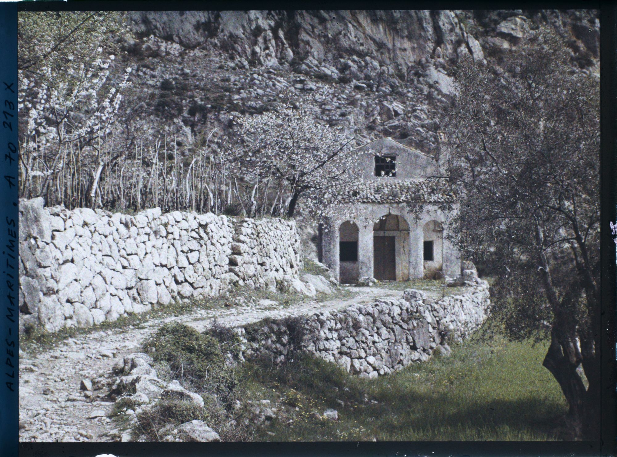Image représentant La chapelle Saint-Lazare nichée sur le chemin du doyen Pierre Rochard