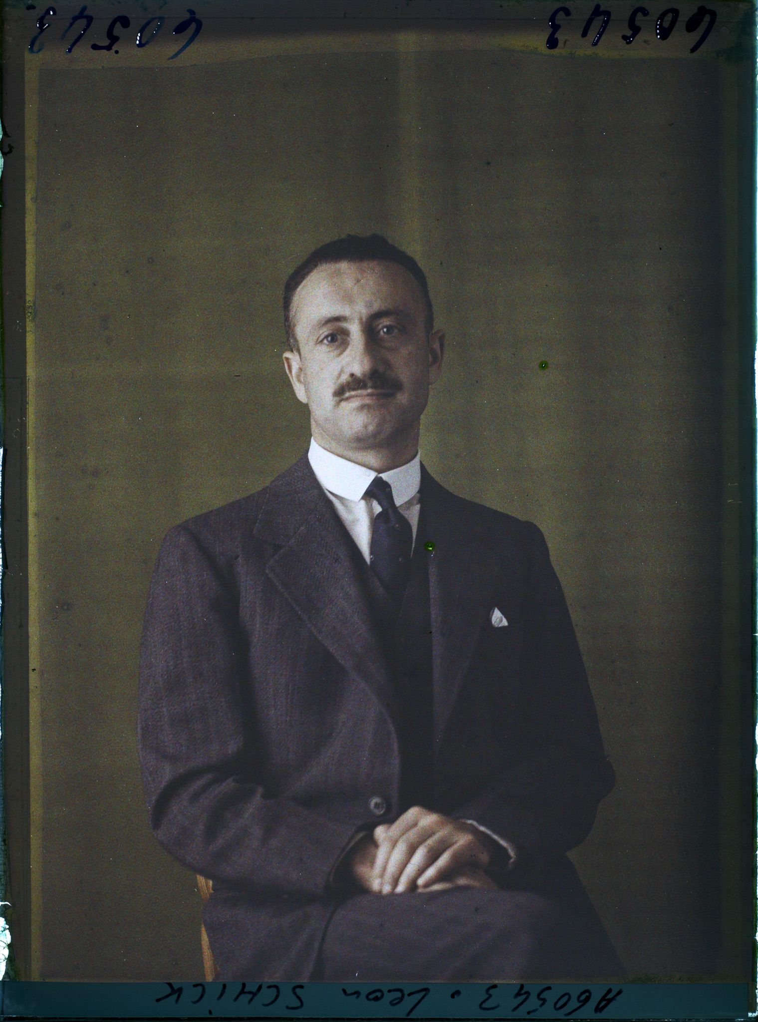 Image représentant https://musee-albert-kahn.s-museum.fr/home/NWQ2OTAwYzNmYjZlZTk1ZWQwODJmMjY4L2dlbmVyaWMtbm90aWNlLXRhYi9hdXRob3JpdHkvNjE3YTc5ZjVjZjhiODk2OGIzMzM3ZDIx/5d6900c3fb6ee95ed082f268/generic-notice-tab/authority/617a79ebcf8b8968b3337752 Monsieur Léon Schick