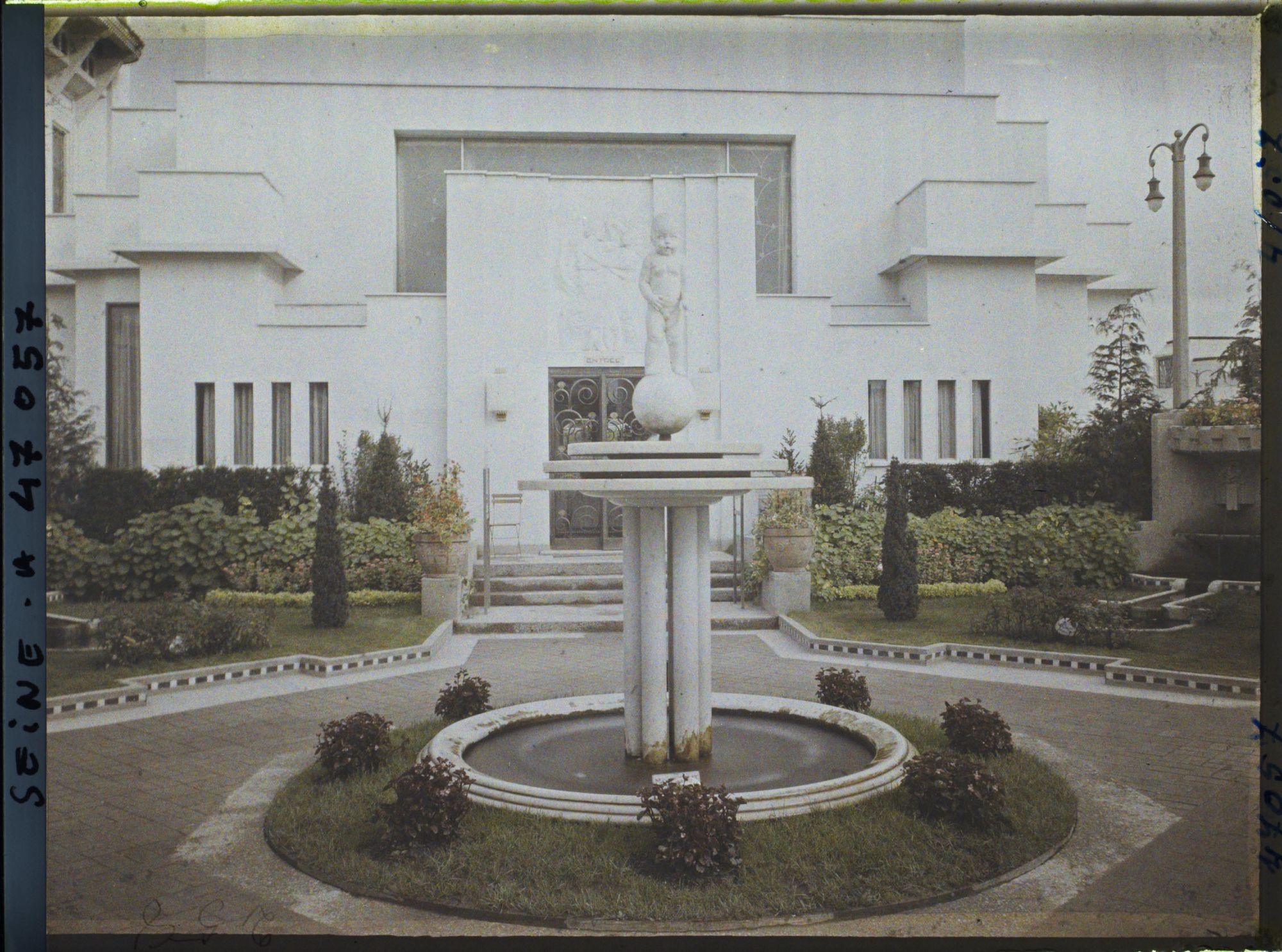 Image représentant L'Exposition des arts décoratifs, le jardin du Pavillon Ruhlmann, de Vacherot et Riousse, sur l'esplanade des Invalides