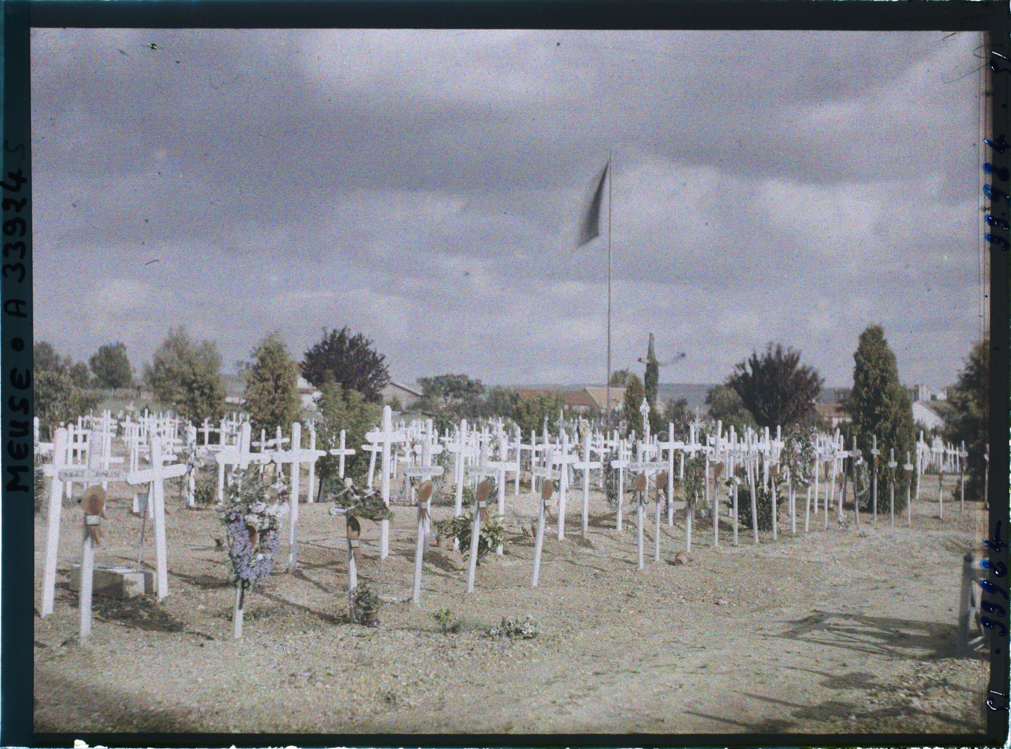 Image représentant France, Verdun, Vue d'ensemble ou Cimetière, vue vers le Cimetière Civil