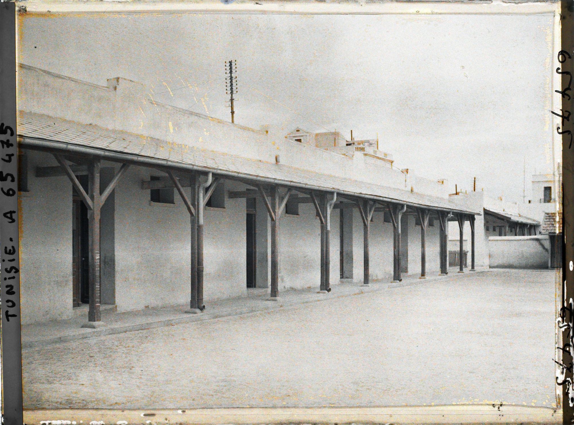 Image représentant La cour de l'école de garçons de la rue Alexandre Dumas